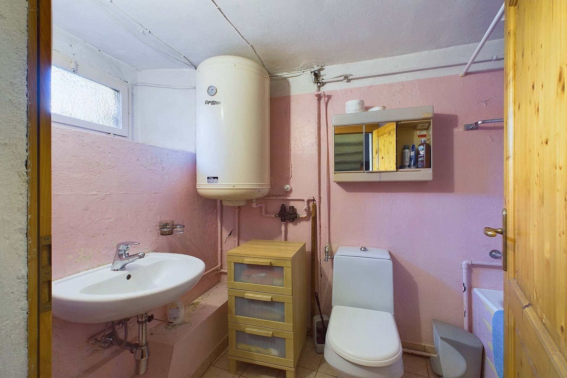 Kleines Badezimmer mit Warmwasserspeicher