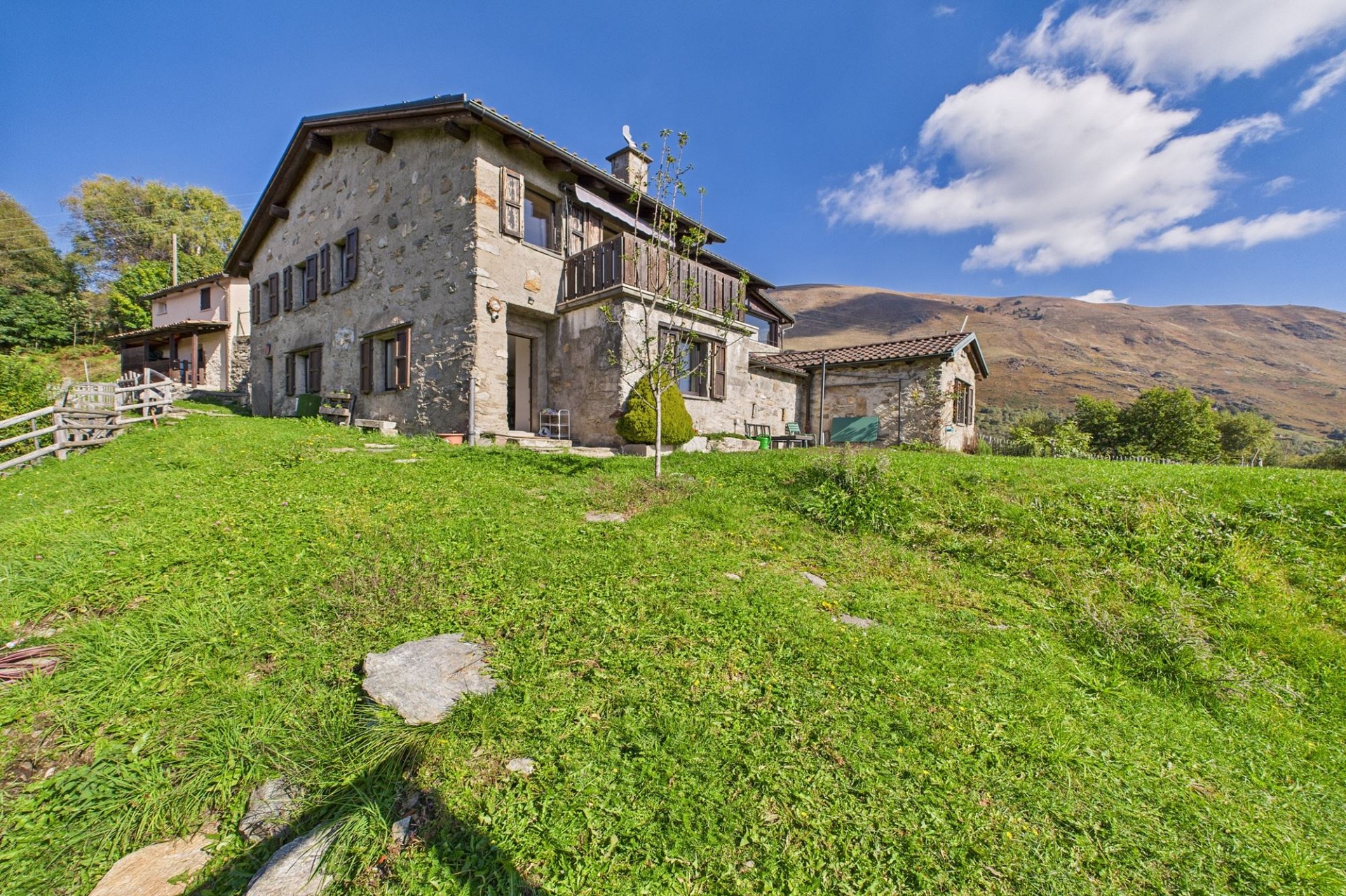 Alpenhaus mit Steinfassade und Bergblick