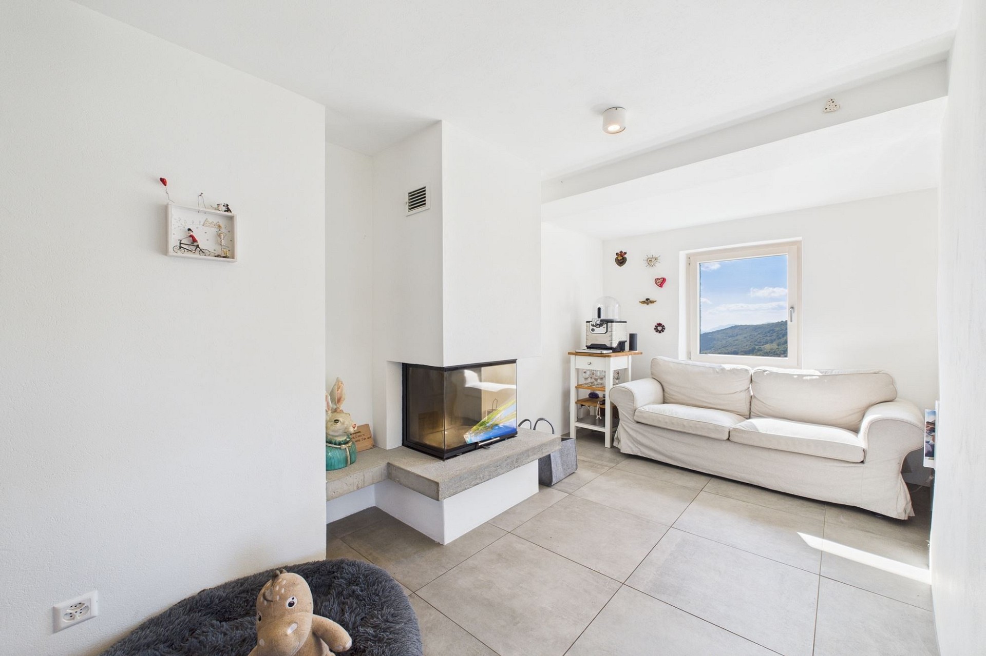 Heller Wohnraum mit Kamin und Sofa