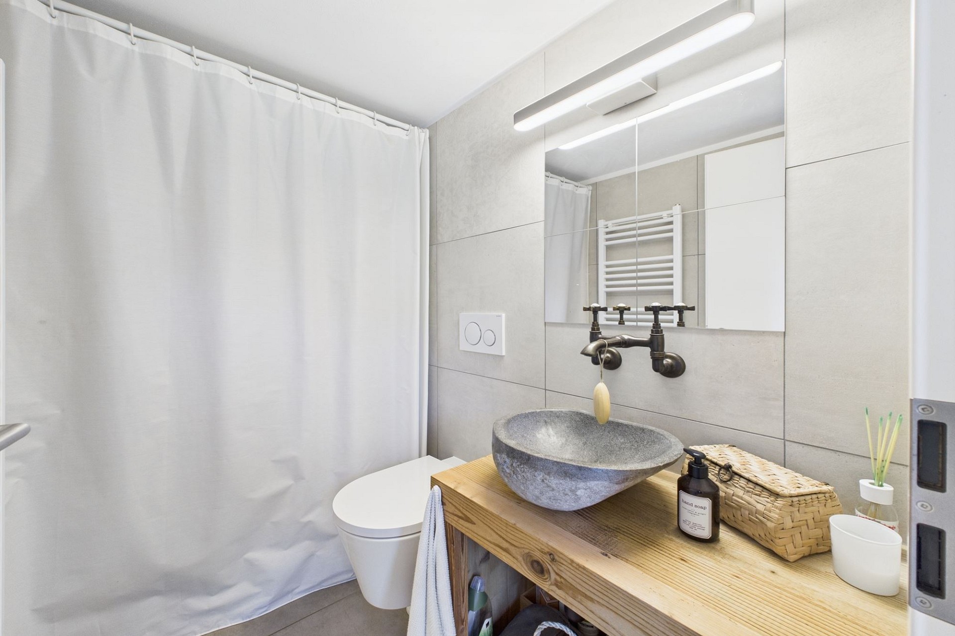 Modernes Badezimmer mit Natursteinwaschbecken