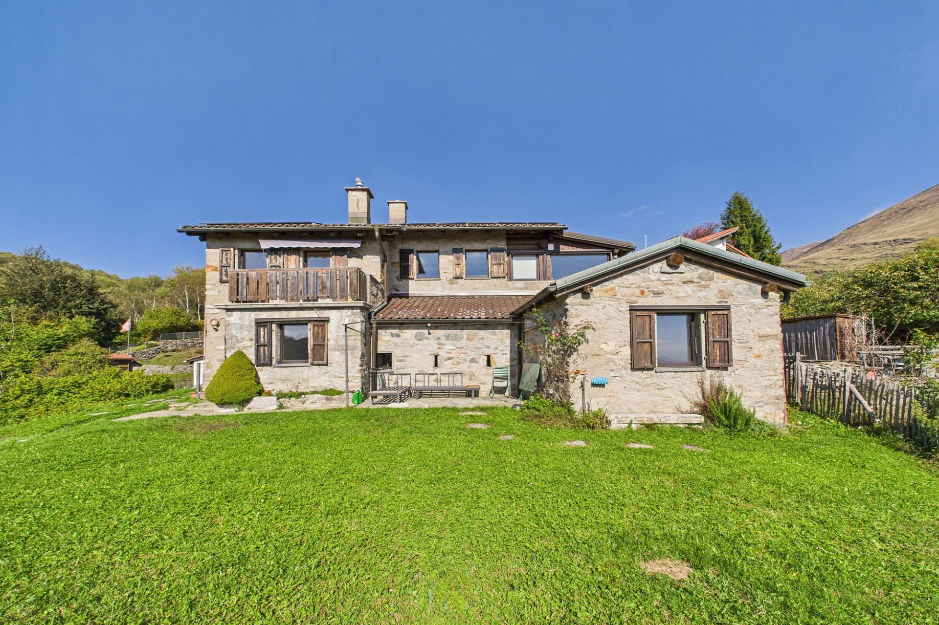 Steinhaus mit Garten und Bergkulisse