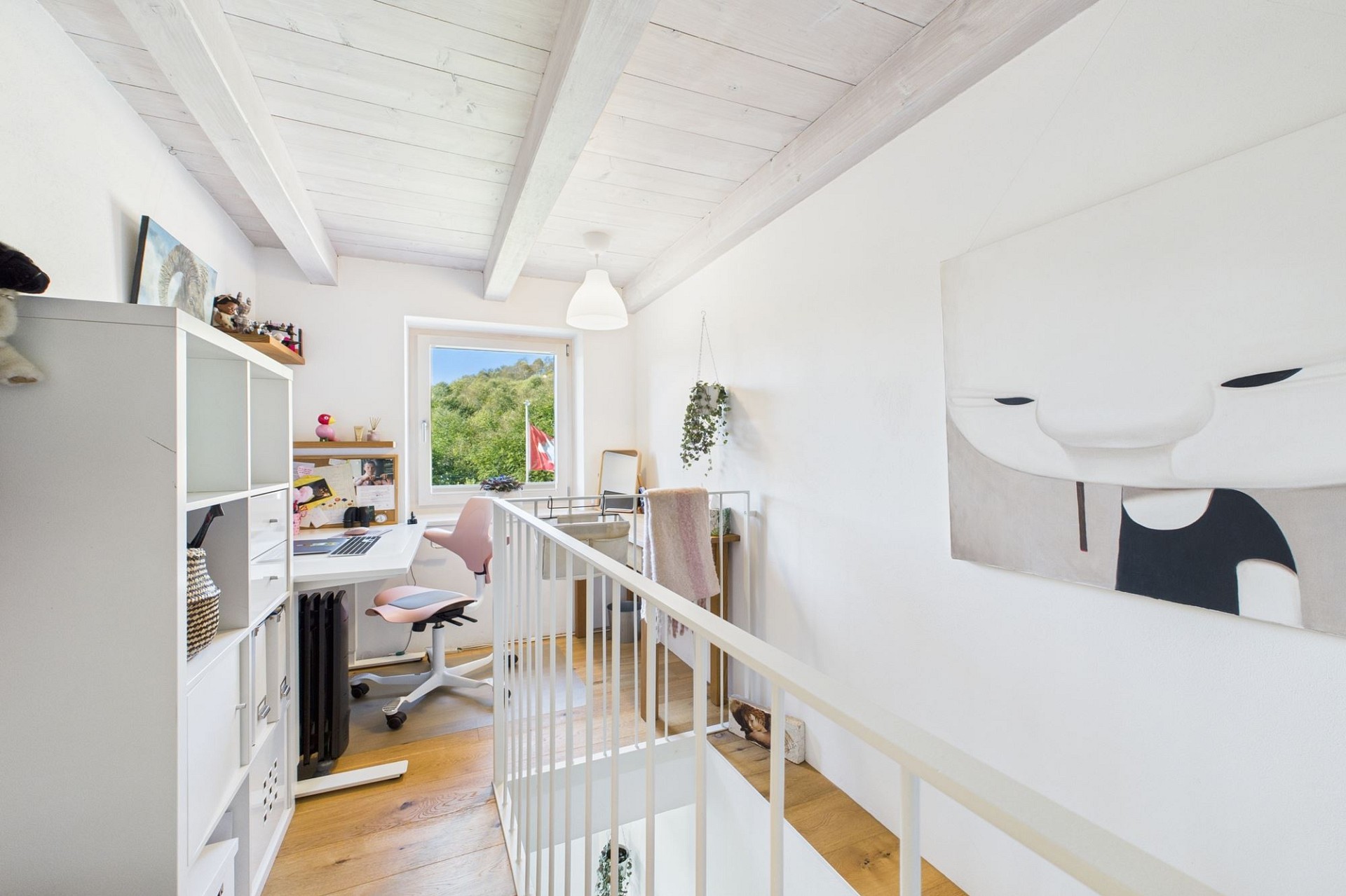 Helles Galerie-Arbeitszimmer mit Treppenöffnung