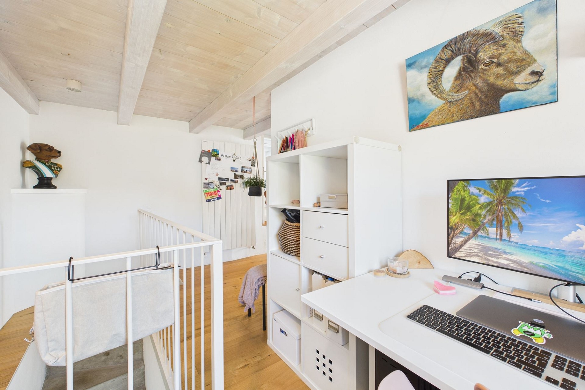 Helles Dachgeschoss-Arbeitszimmer mit Galerie