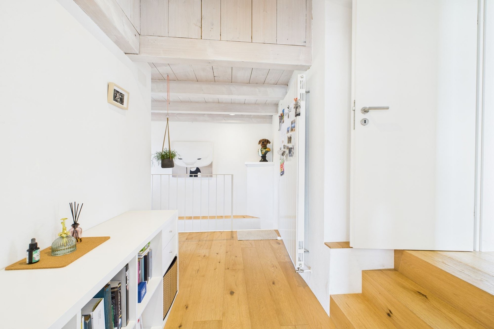 Heller Flur mit Holztreppe