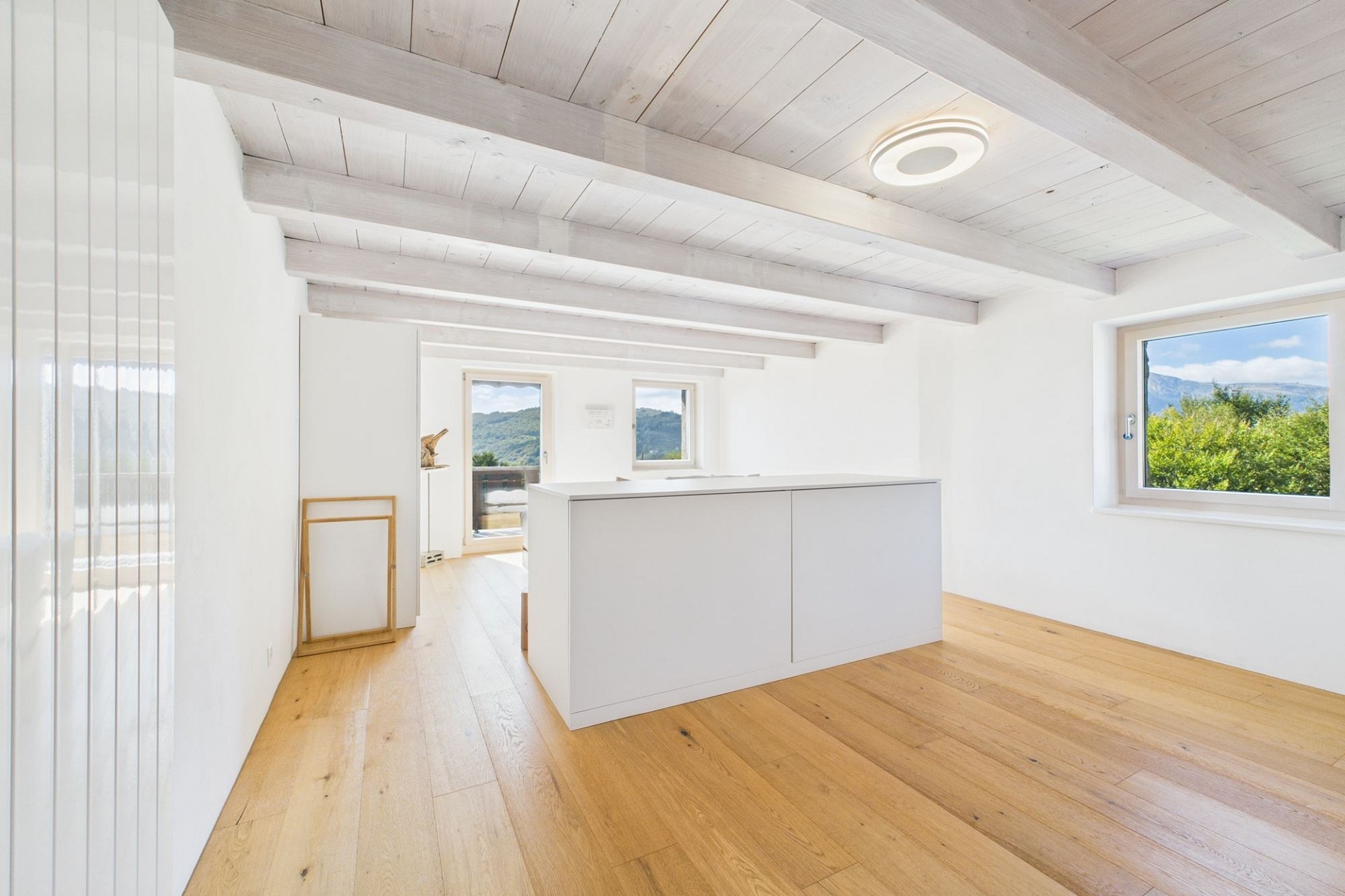 Helles Dachgeschosszimmer mit Blick ins Grüne