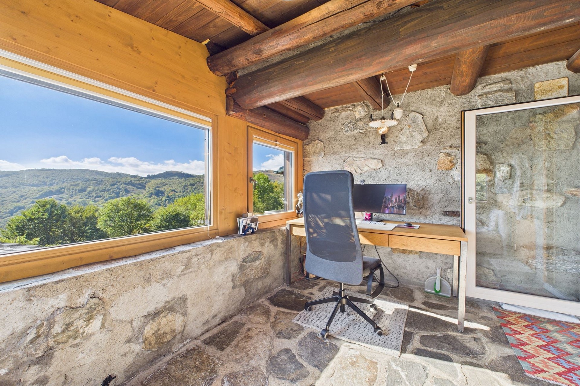 Rustikales Arbeitszimmer mit Bergblick