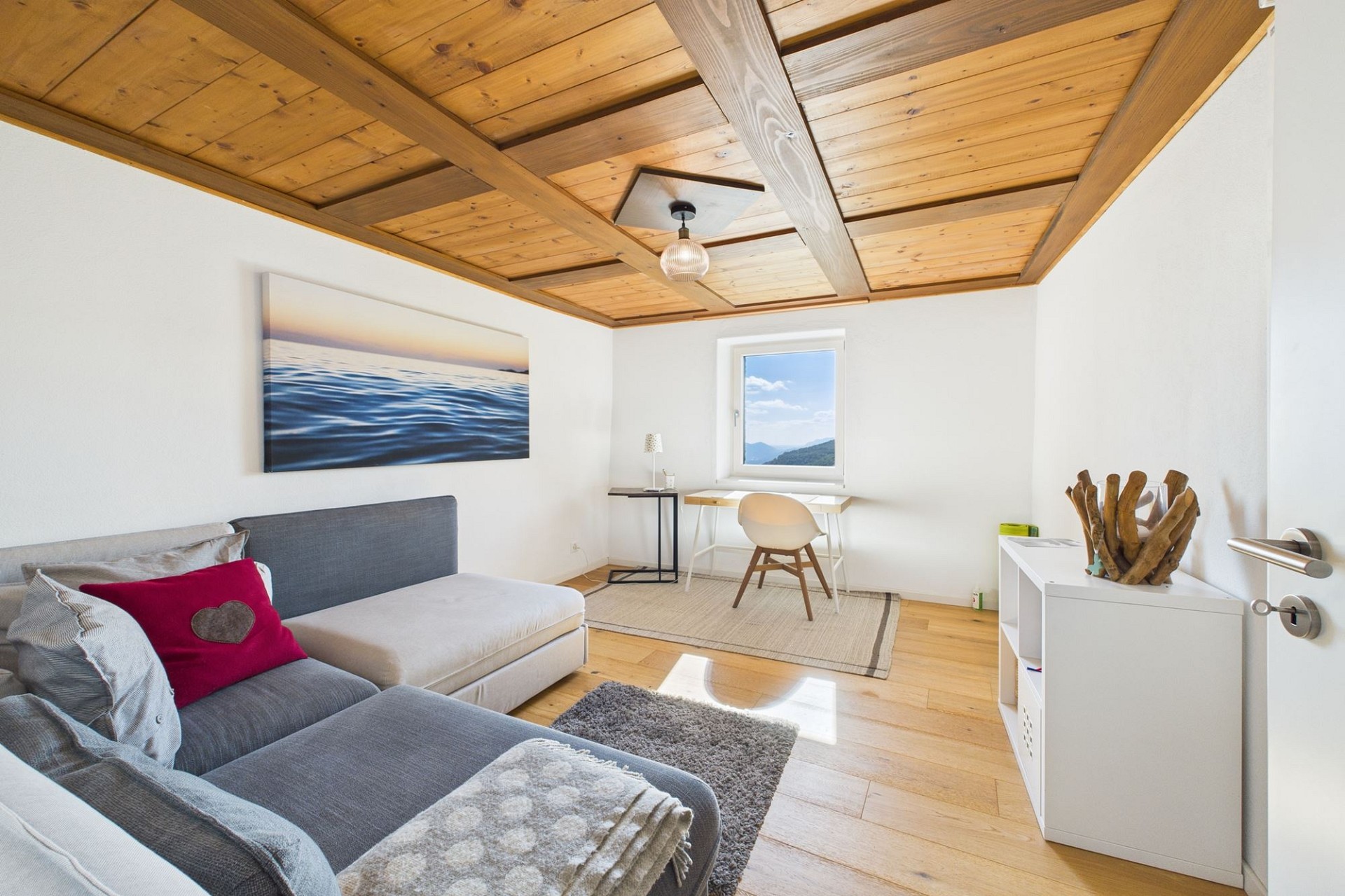 Helles Wohn- und Arbeitszimmer mit Holzdecke