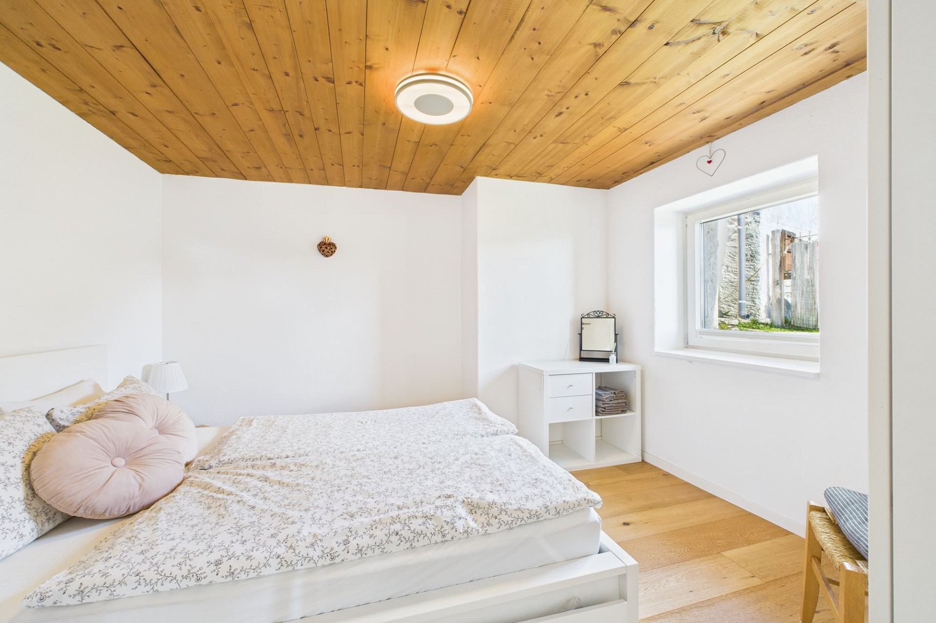 Helles Schlafzimmer mit Holzdecke