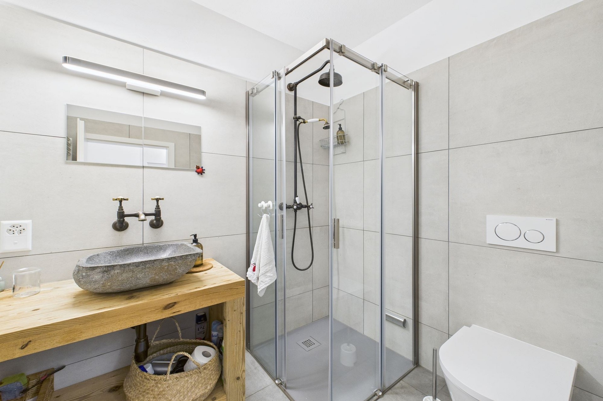 Modernes Badezimmer mit Dusche und Naturstein-Waschbecken