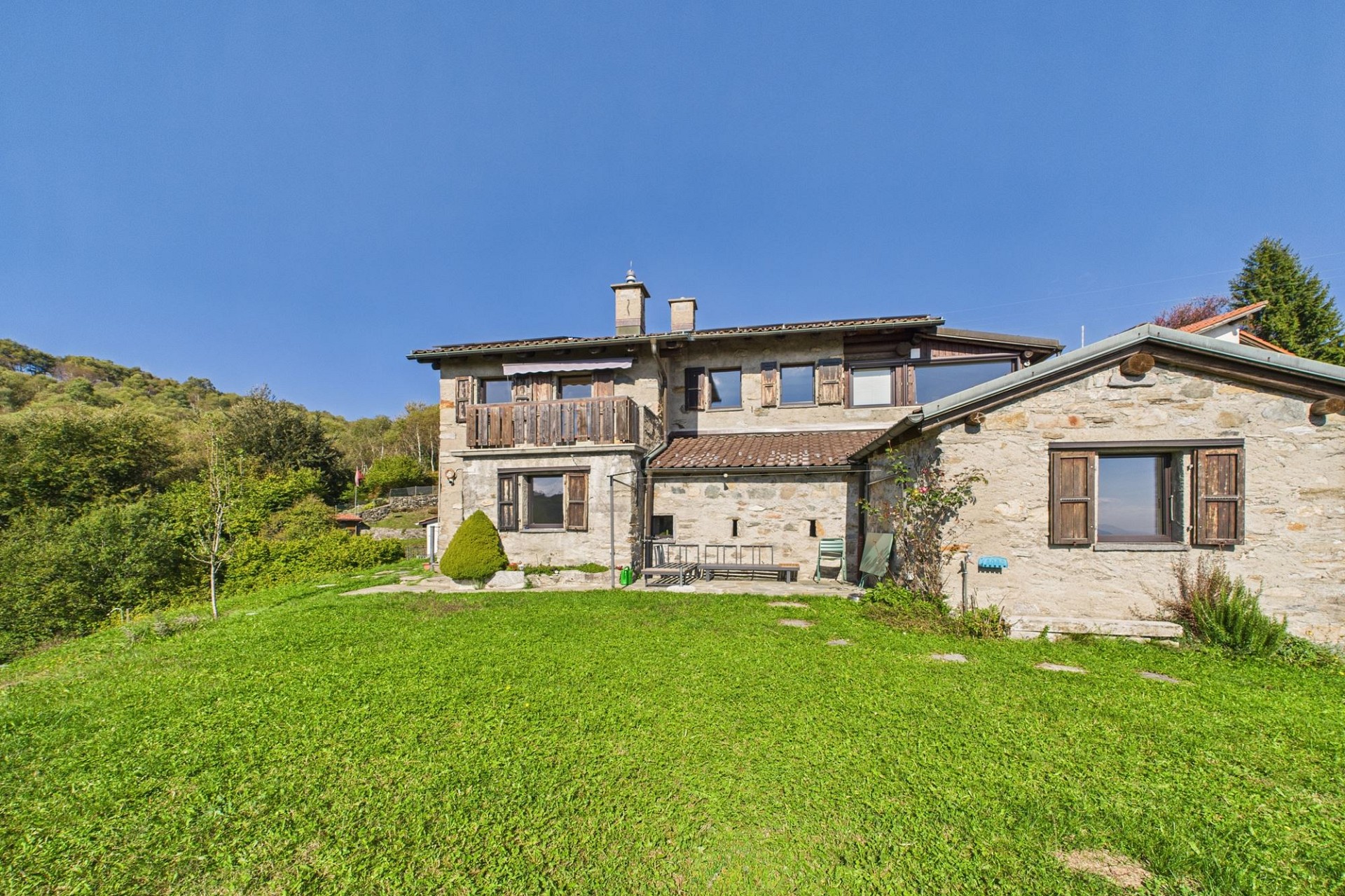 Steinhaus mit Garten