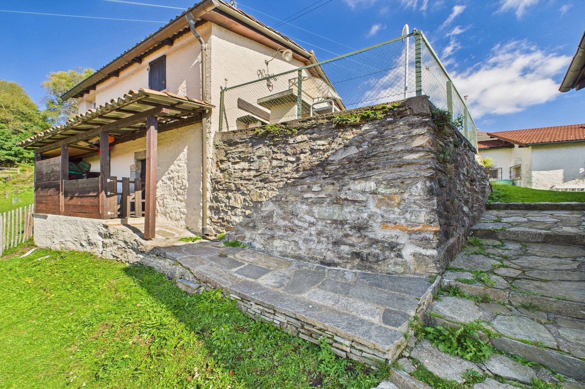 Außenansicht eines Hauses mit Steintreppe und Terrasse