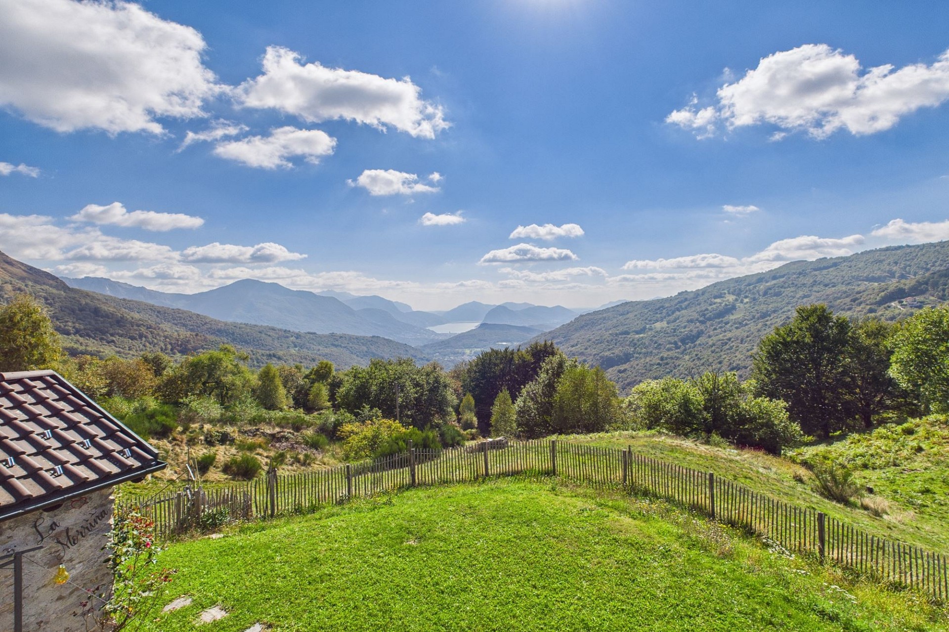 Landschaftsblick mit Garten und Bergpanorama