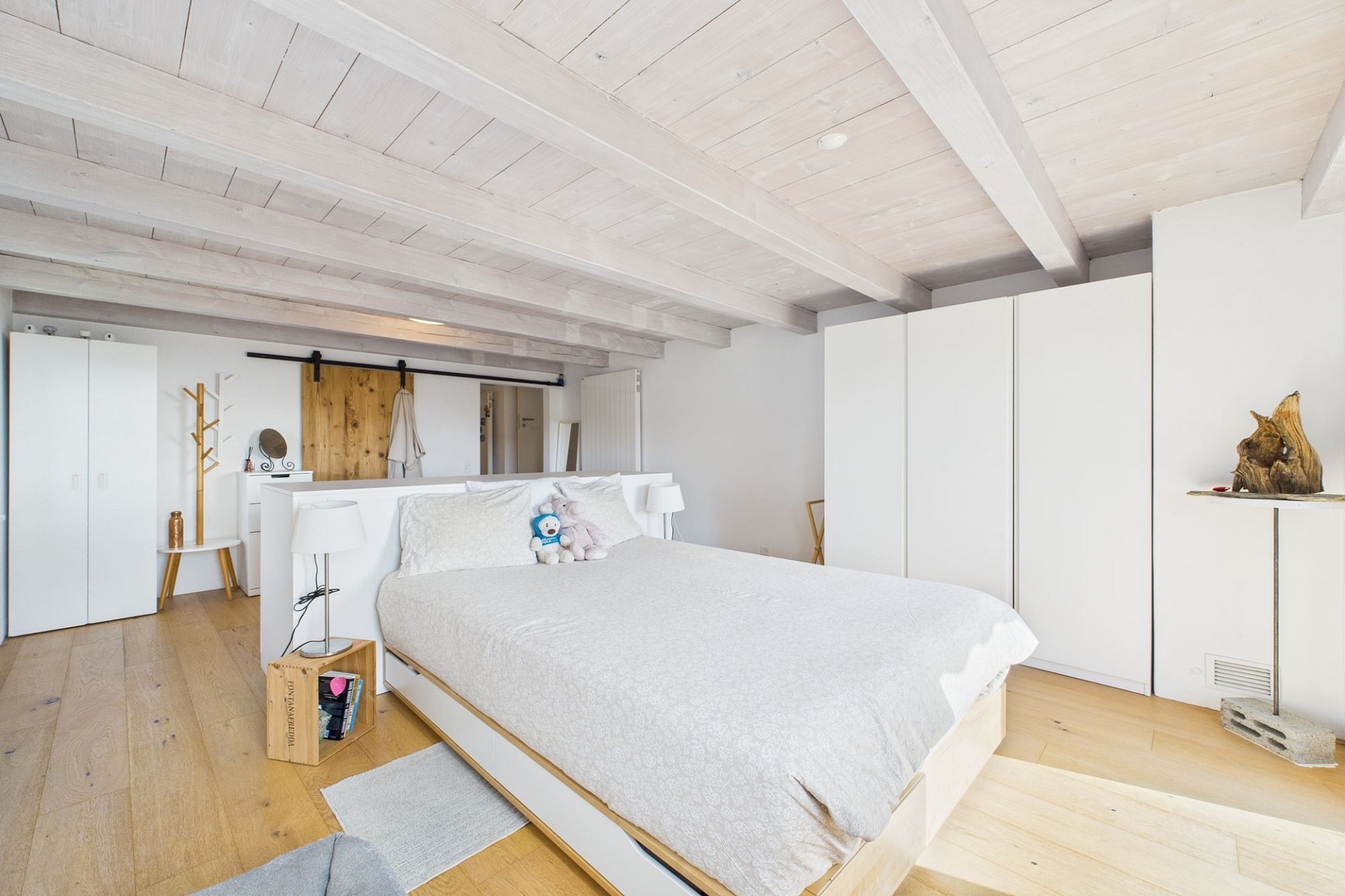 Helles Schlafzimmer im Dachgeschoss