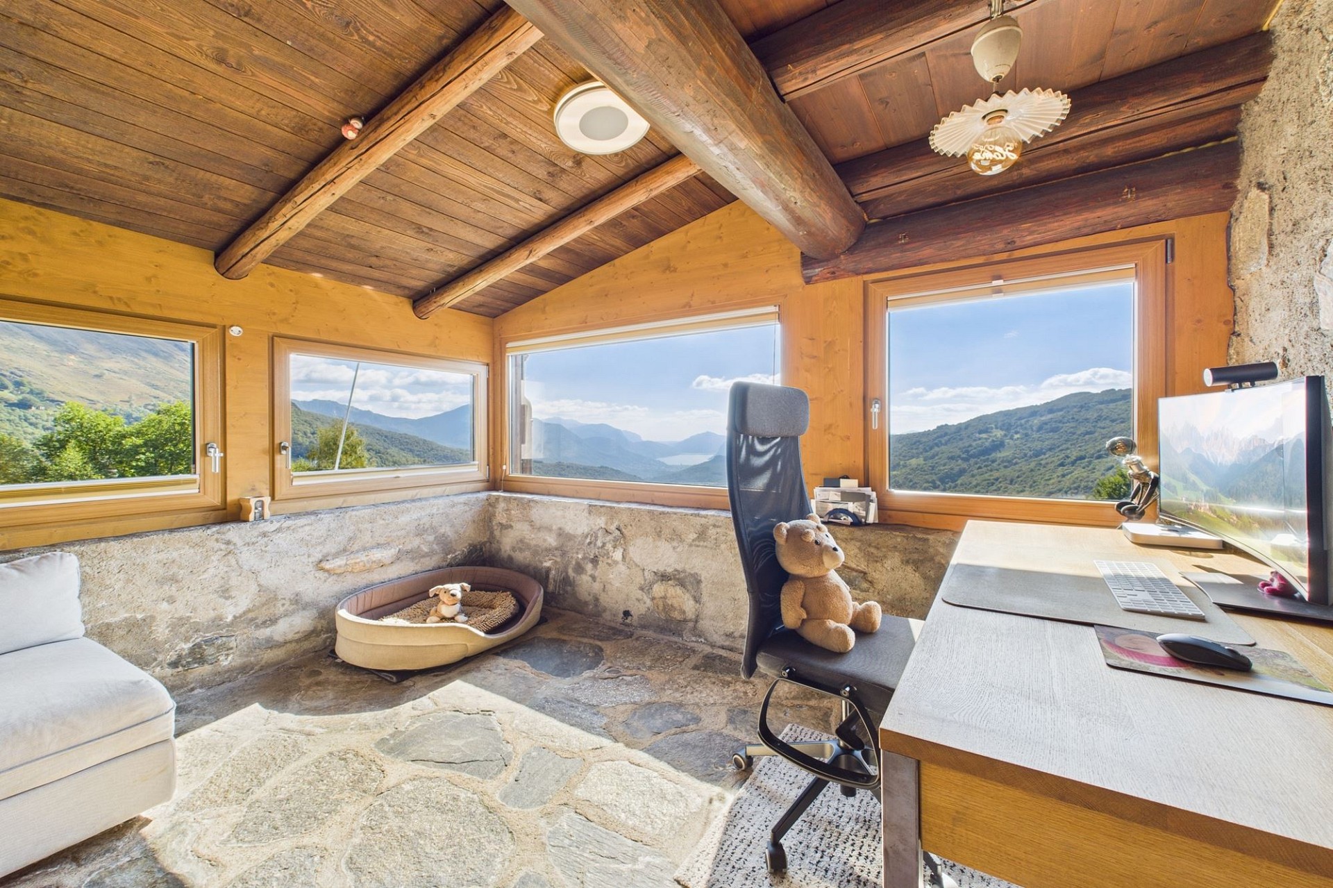 Rustikales Arbeitszimmer mit Bergblick