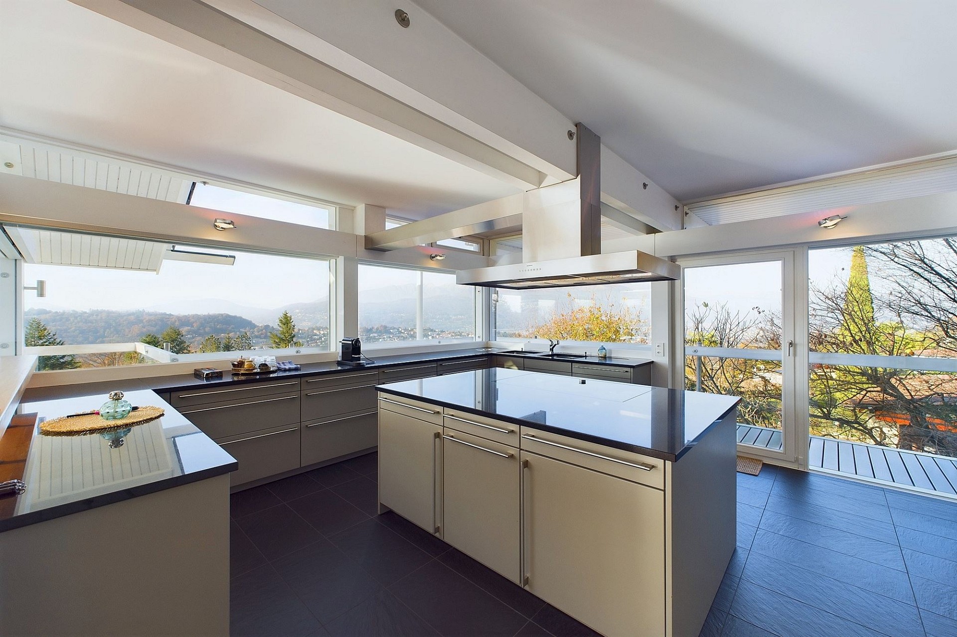 Moderne Küche mit Panoramablick