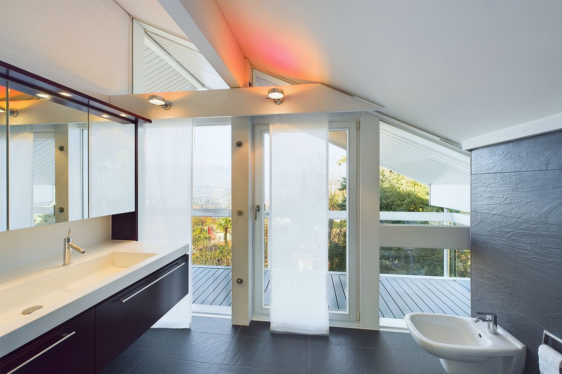 Modernes Badezimmer unter dem Dach mit Aussicht