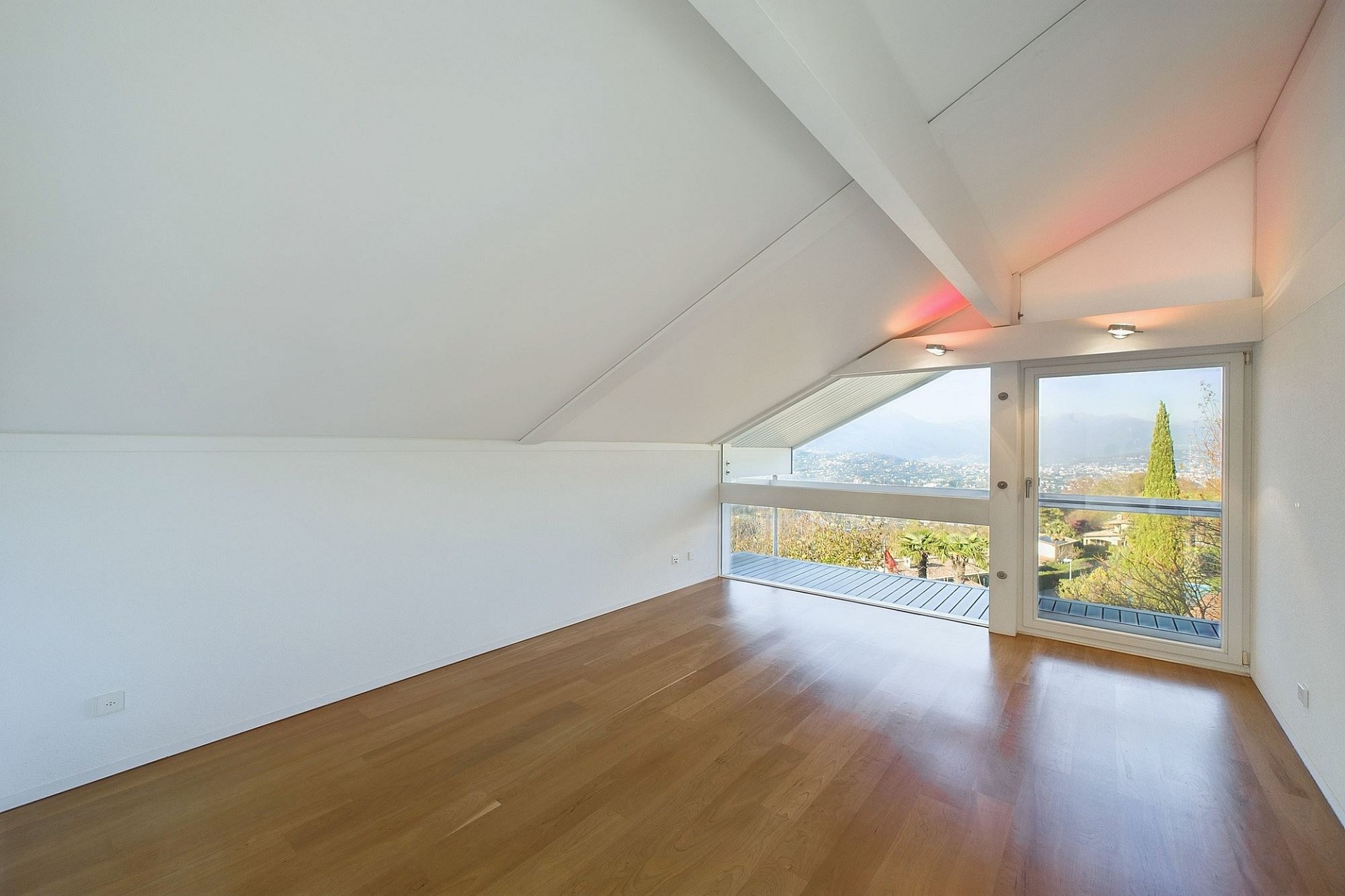 Heller Dachraum mit Panoramablick