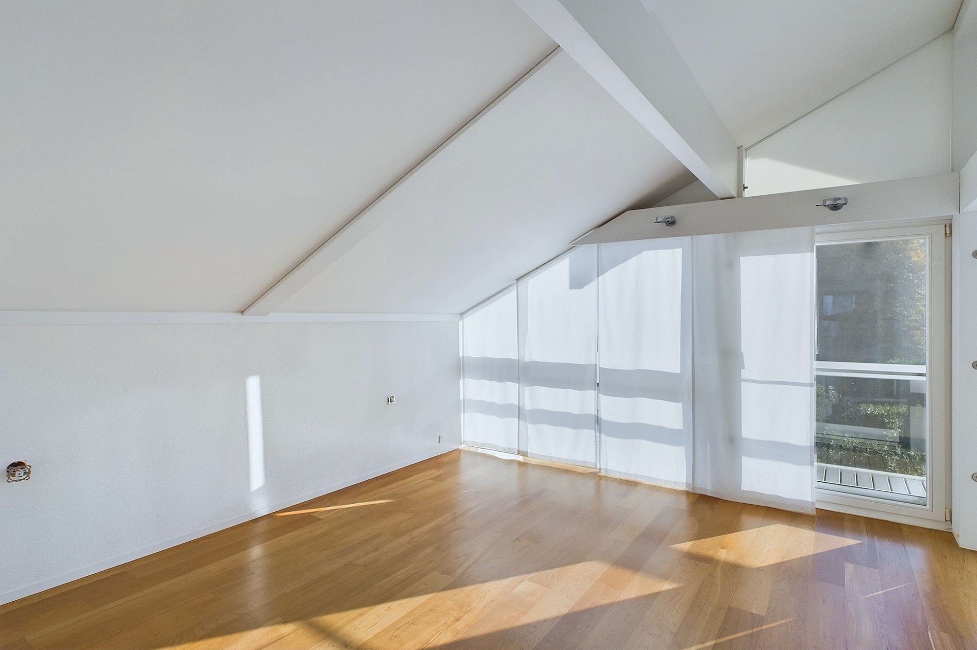 Heller Dachraum mit Holzfußboden