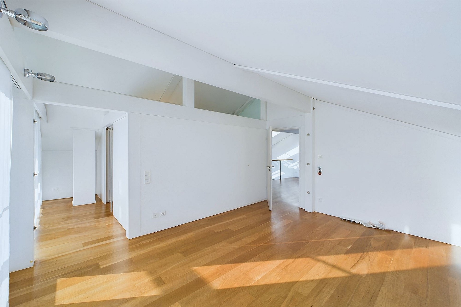 Heller Dachgeschossraum mit Holzboden