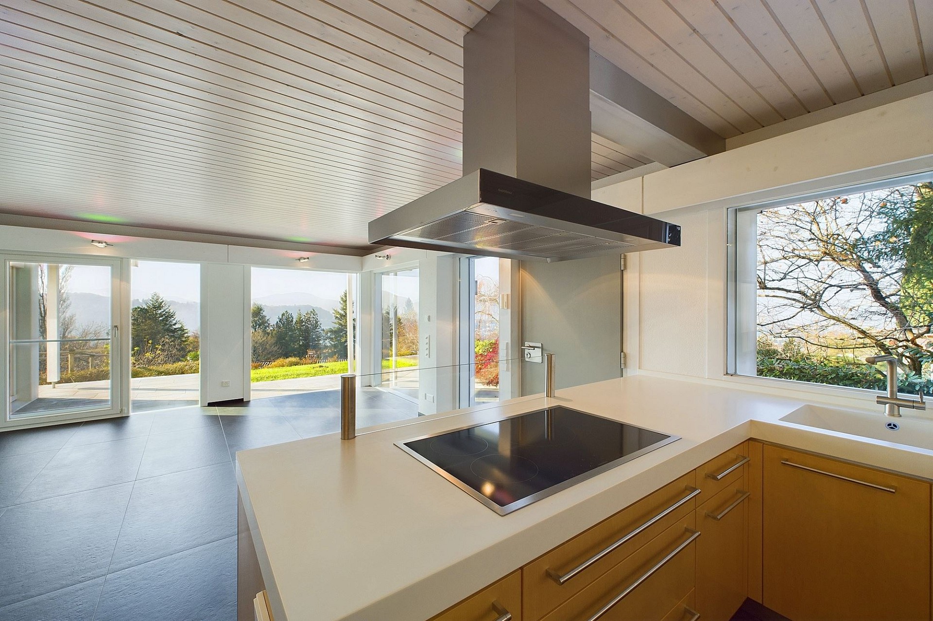 Moderne Küche mit Ausblick