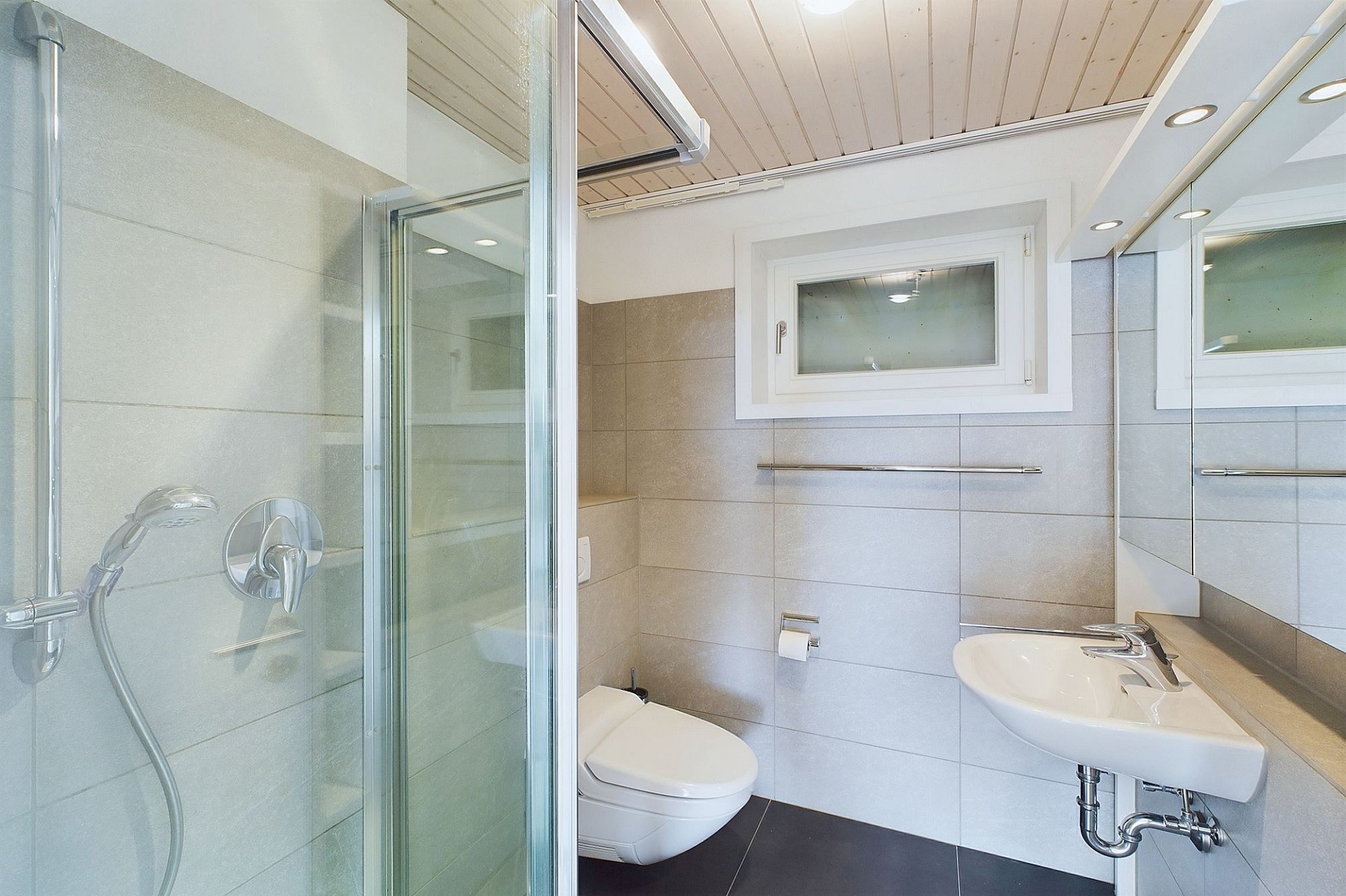 Modernes Bad mit Dusche, WC und Waschbecken