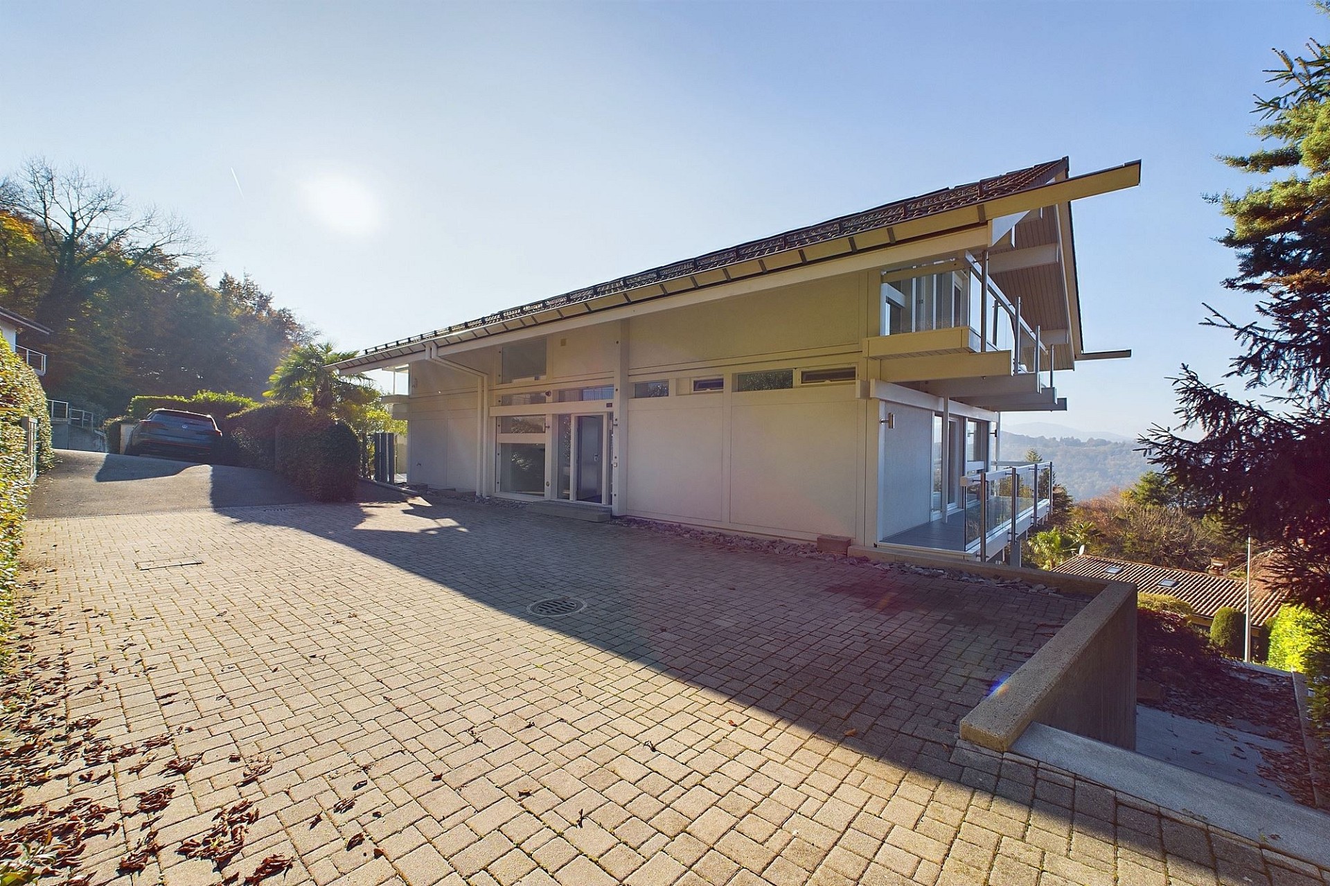 Moderne Hanglage mit großer Zufahrt und Aussicht