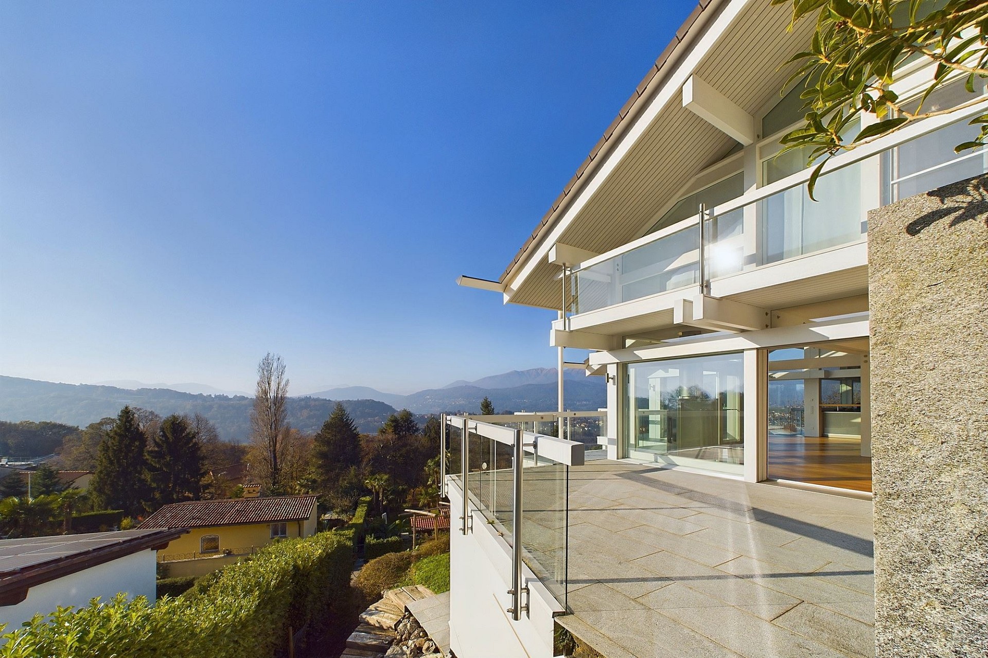 Modernes Haus mit Balkon und Bergblick