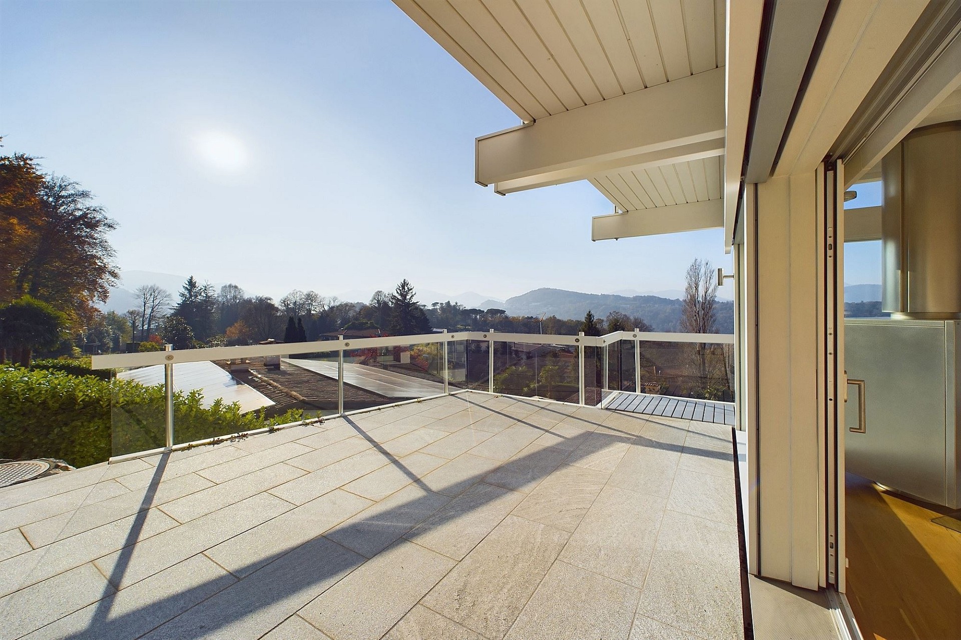 Große Terrasse mit Bergblick