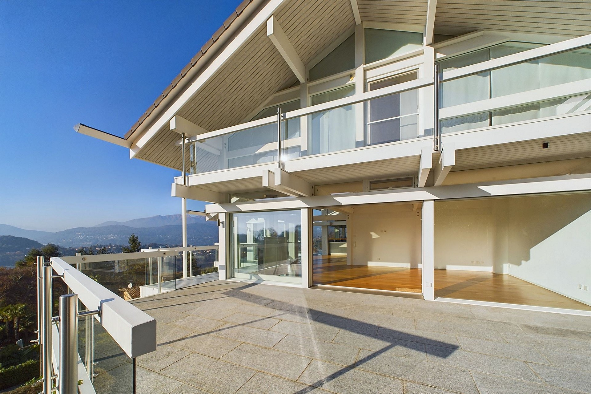 Moderne Terrasse mit Bergblick