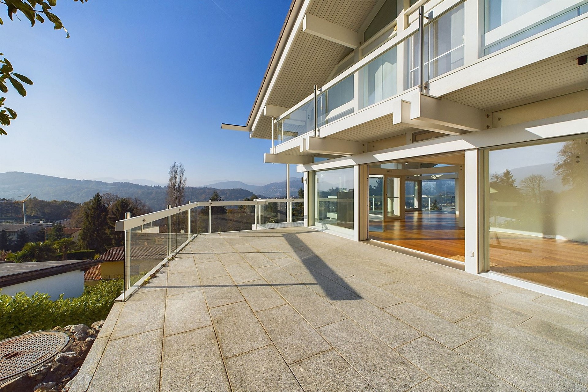 Moderne Terrasse mit Alpenblick