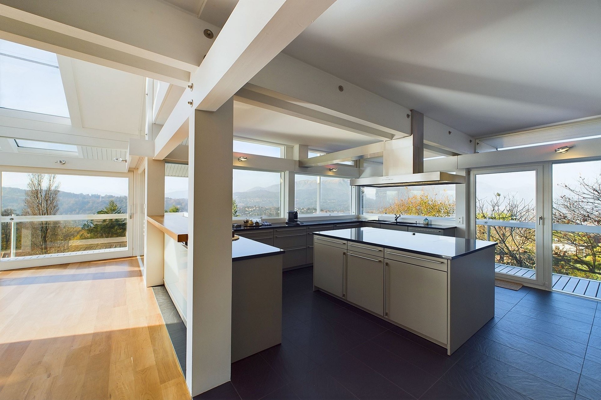 Moderne Küche mit Panoramablick