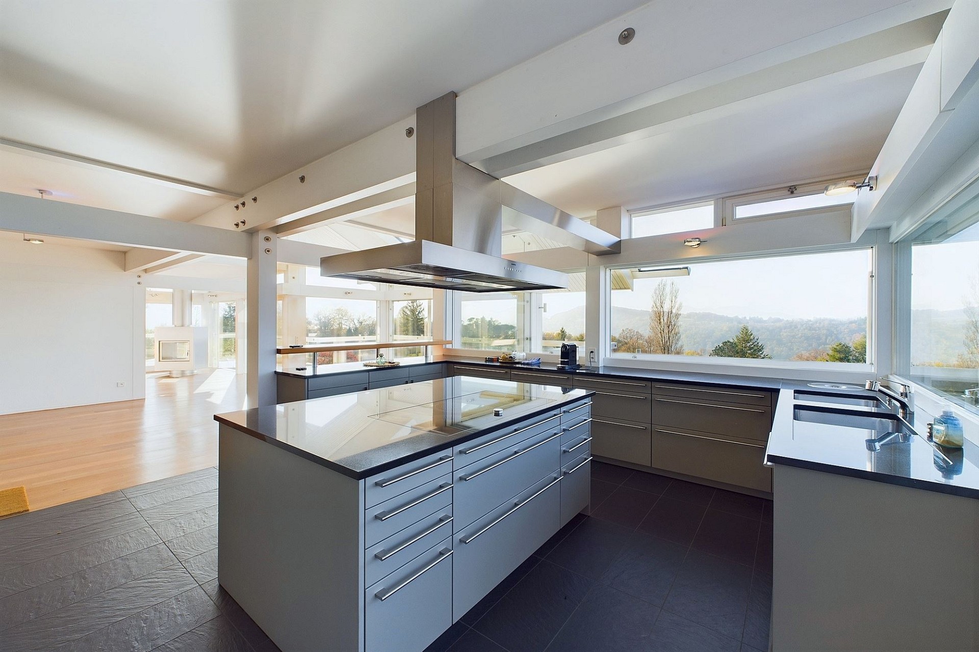 Offene moderne Küche mit Panoramablick