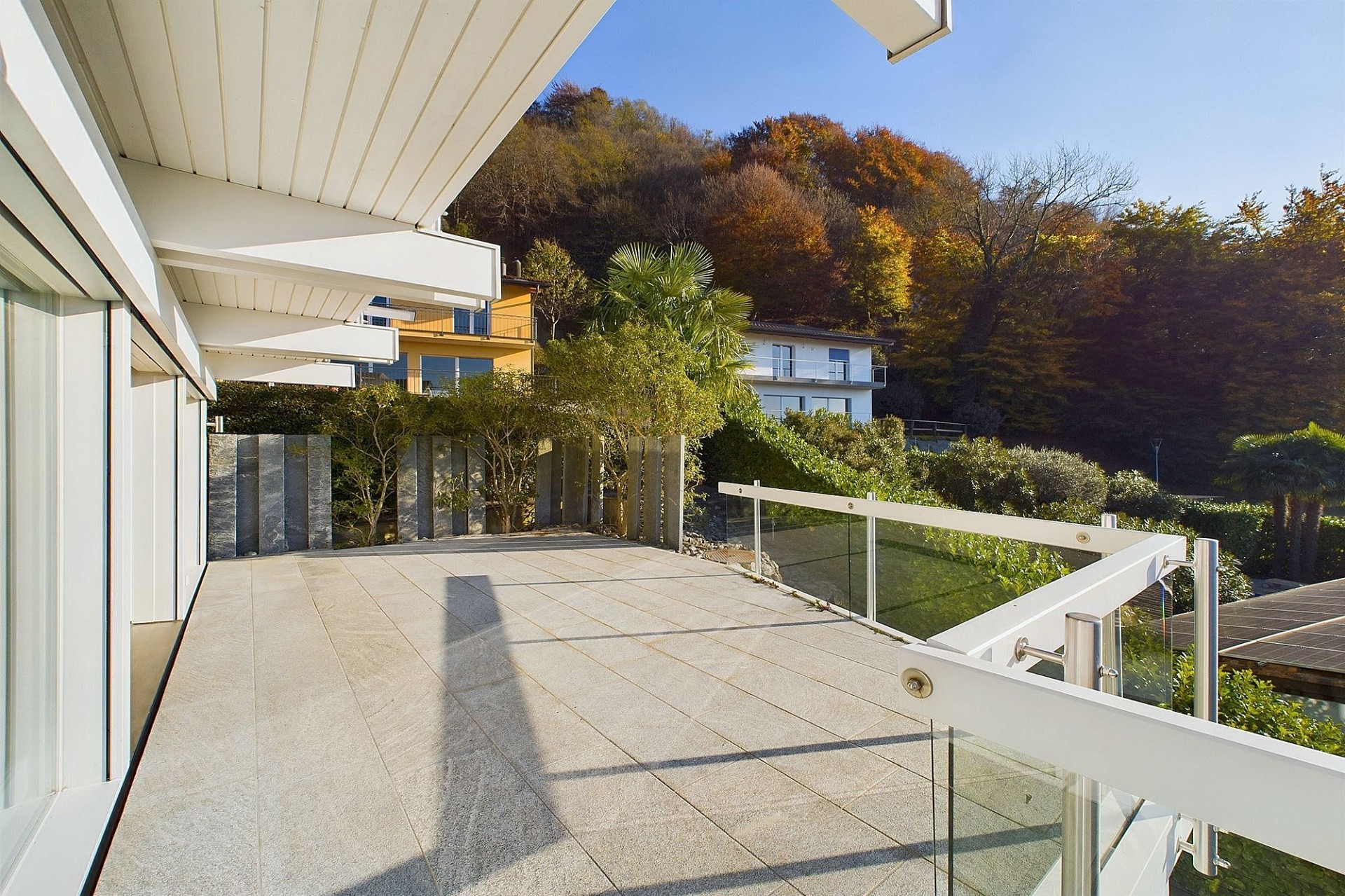 Moderne Dachterrasse mit Bergblick
