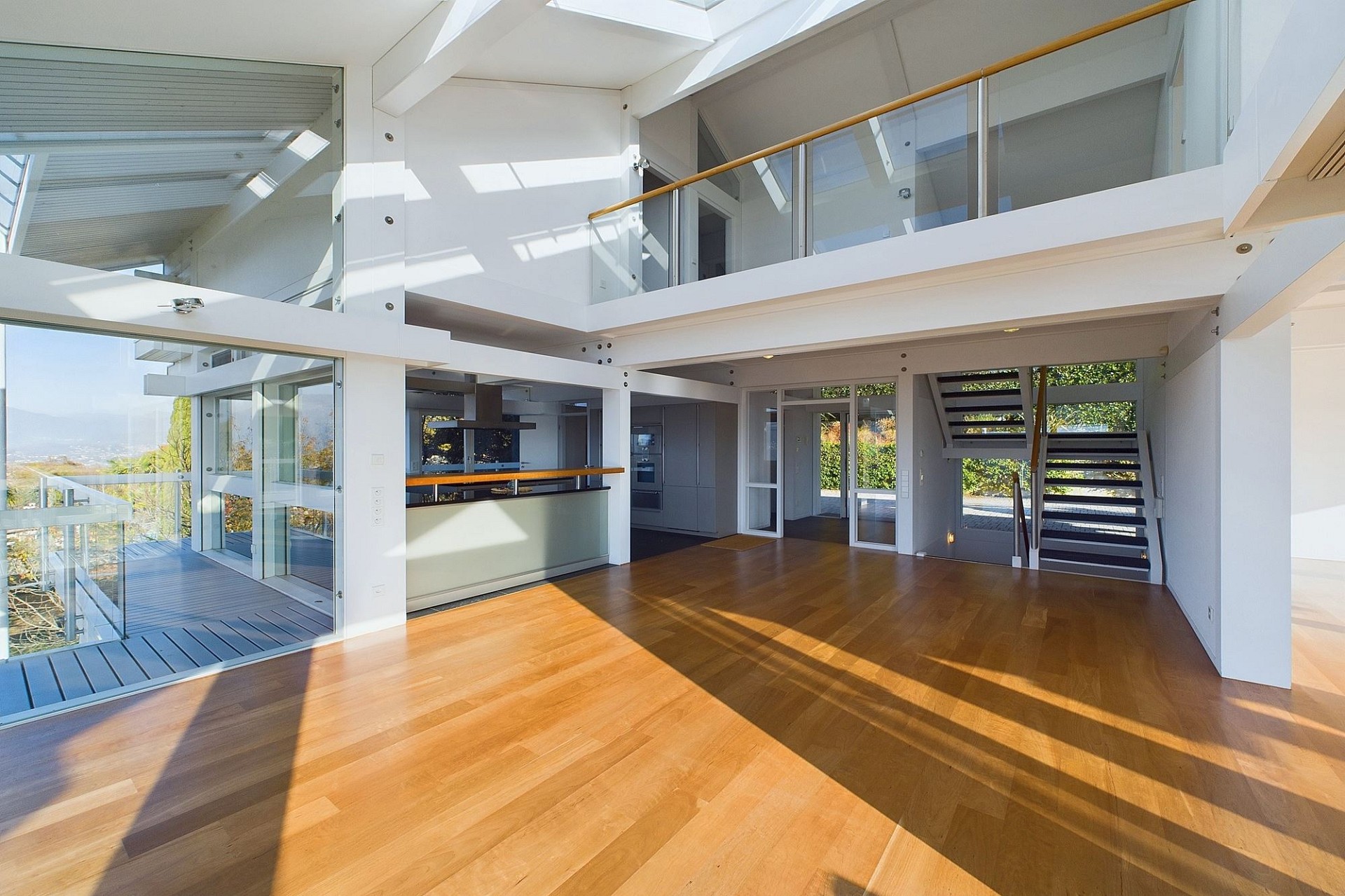 Lichtdurchfluteter Wohnraum mit Galerie und Blick ins Freie