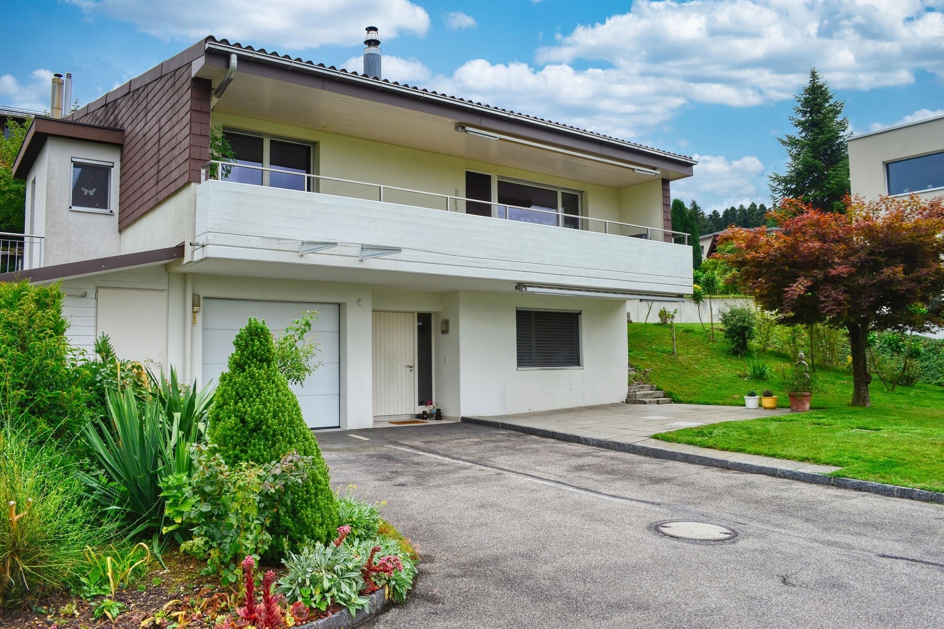 Modernes Einfamilienhaus mit Balkon und Garten