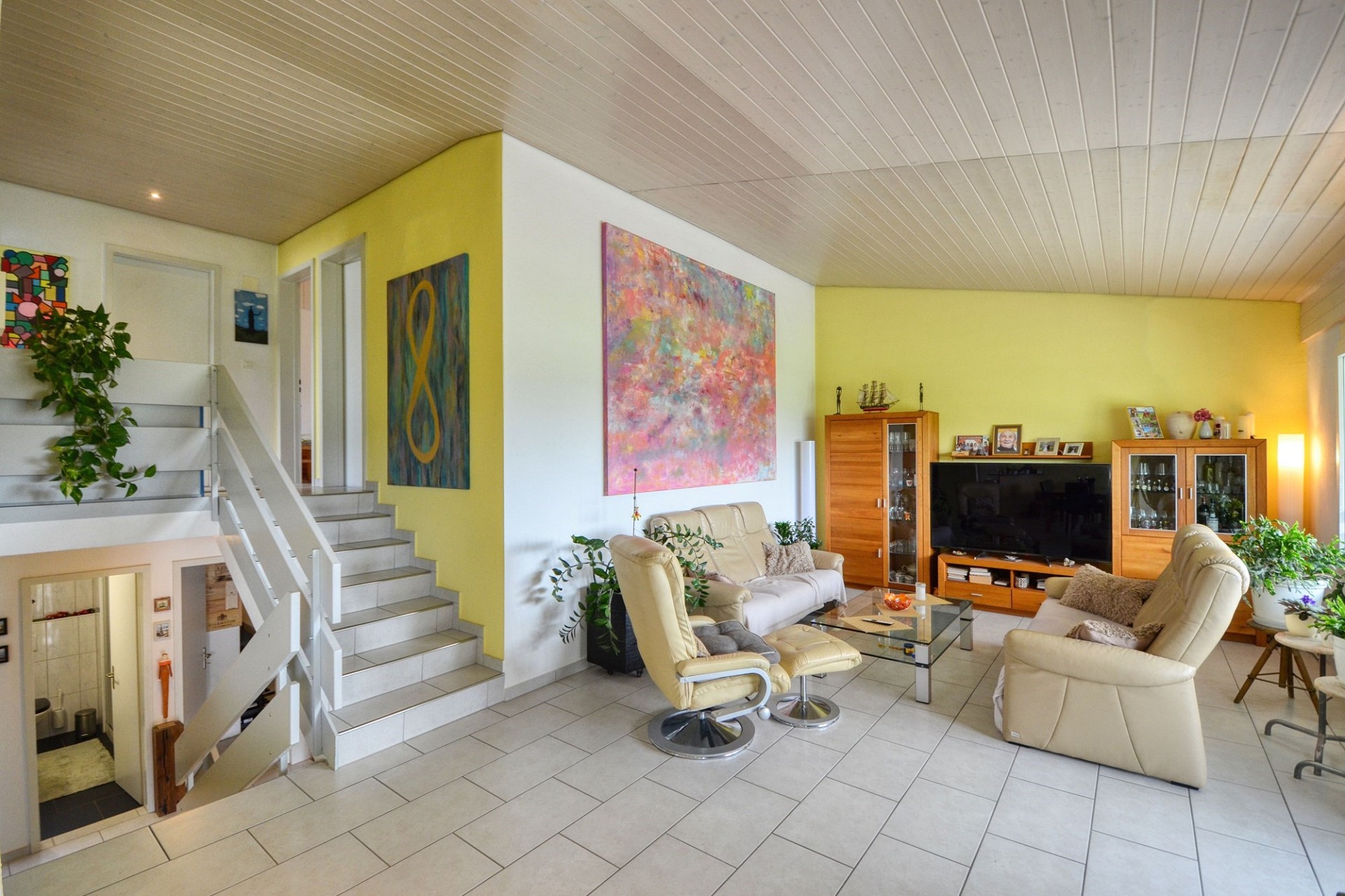Helles Wohn-Esszimmer mit Treppe