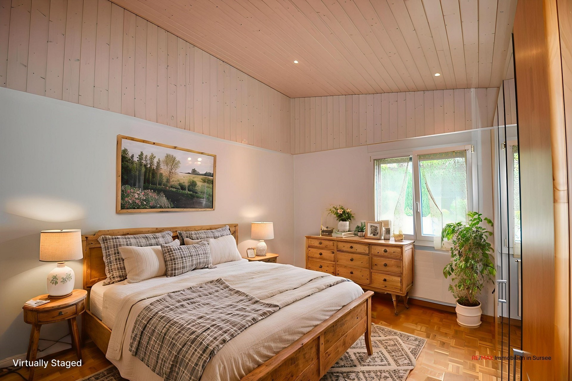 Gemütliches Schlafzimmer mit Holzdecke und virtueller Möblierung