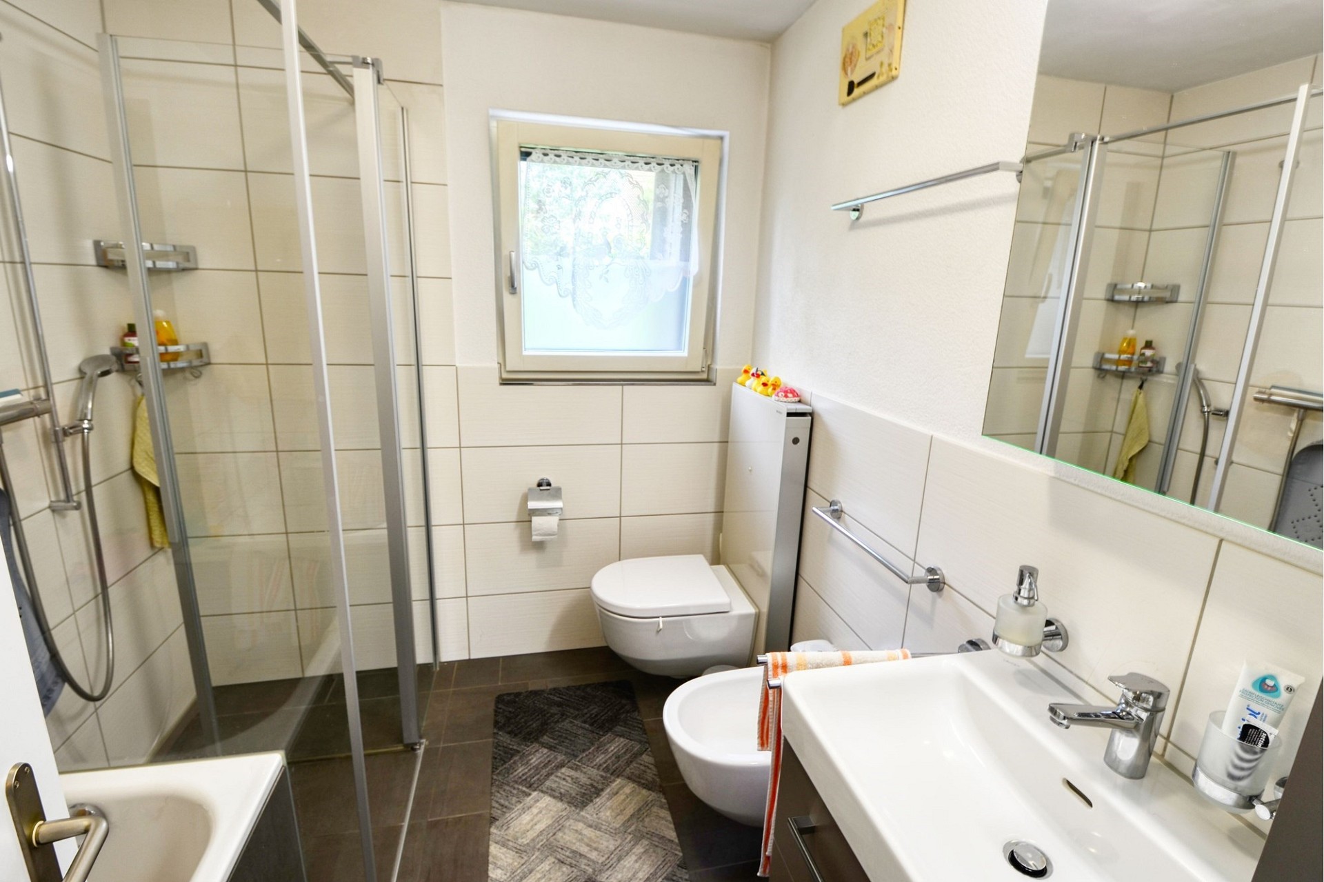 Modernes Badezimmer mit Dusche, WC und Waschtisch