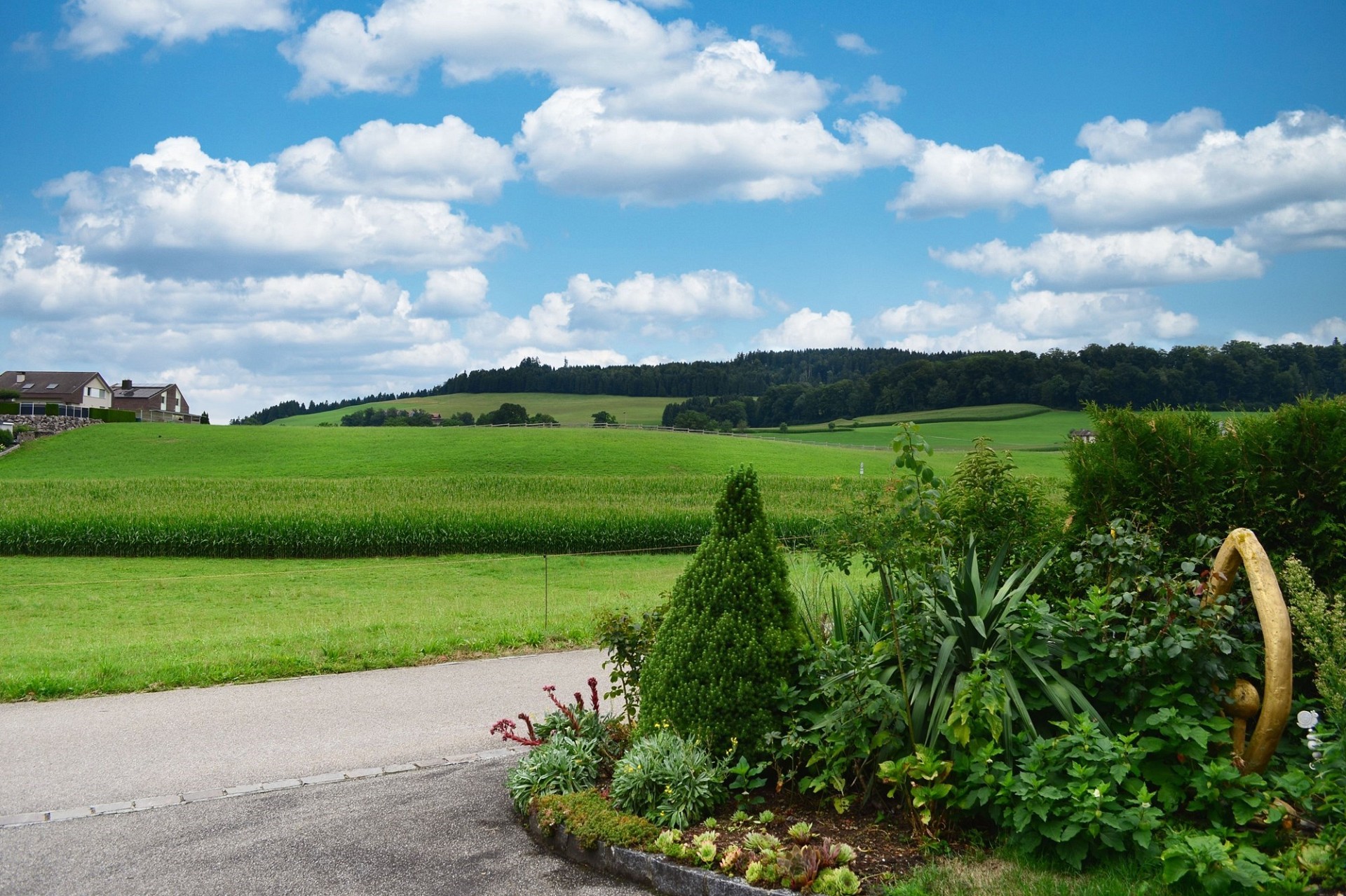 Ländliche Aussicht mit Garten und Feldern