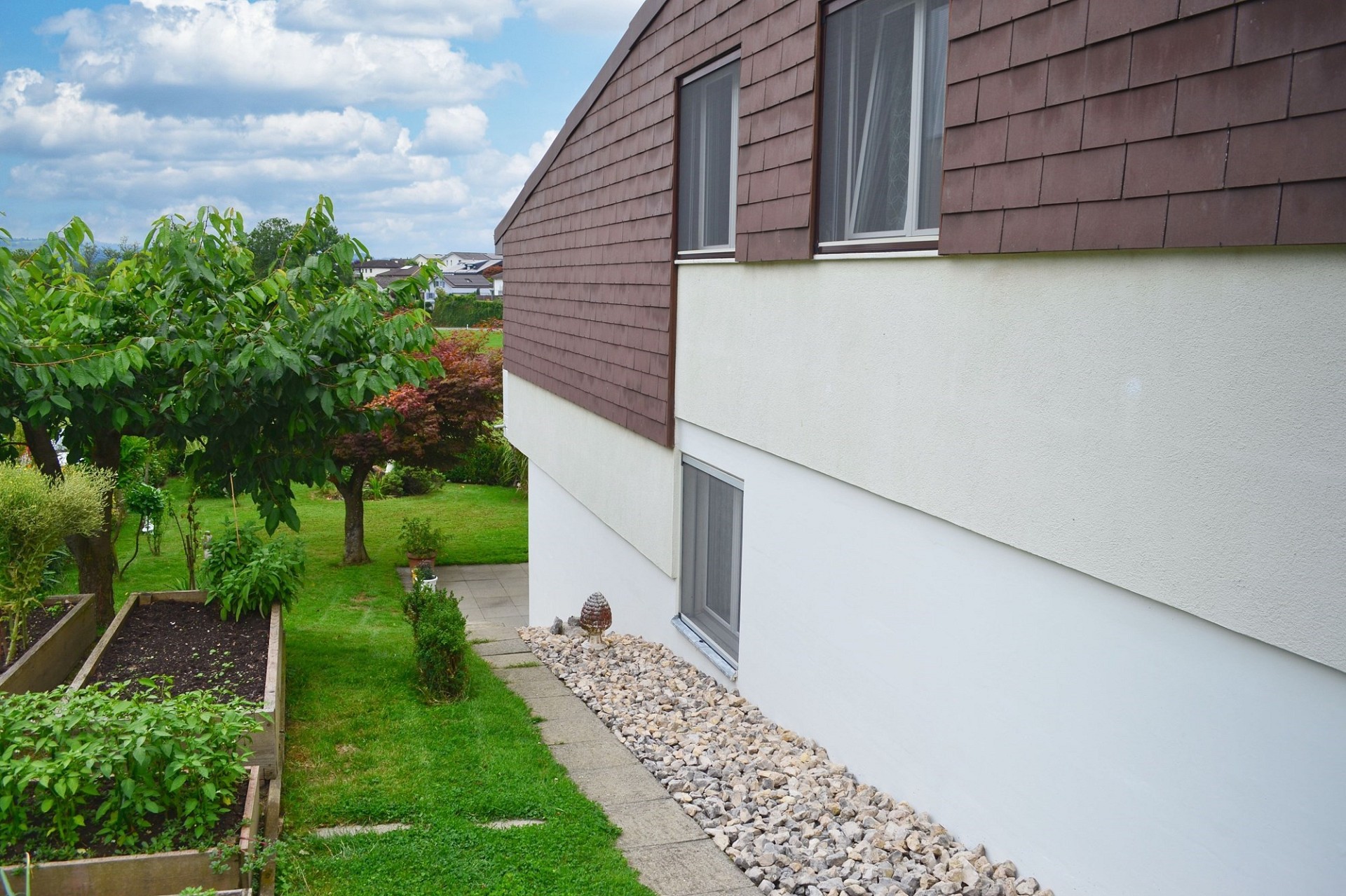 Hausaußenansicht mit Garten