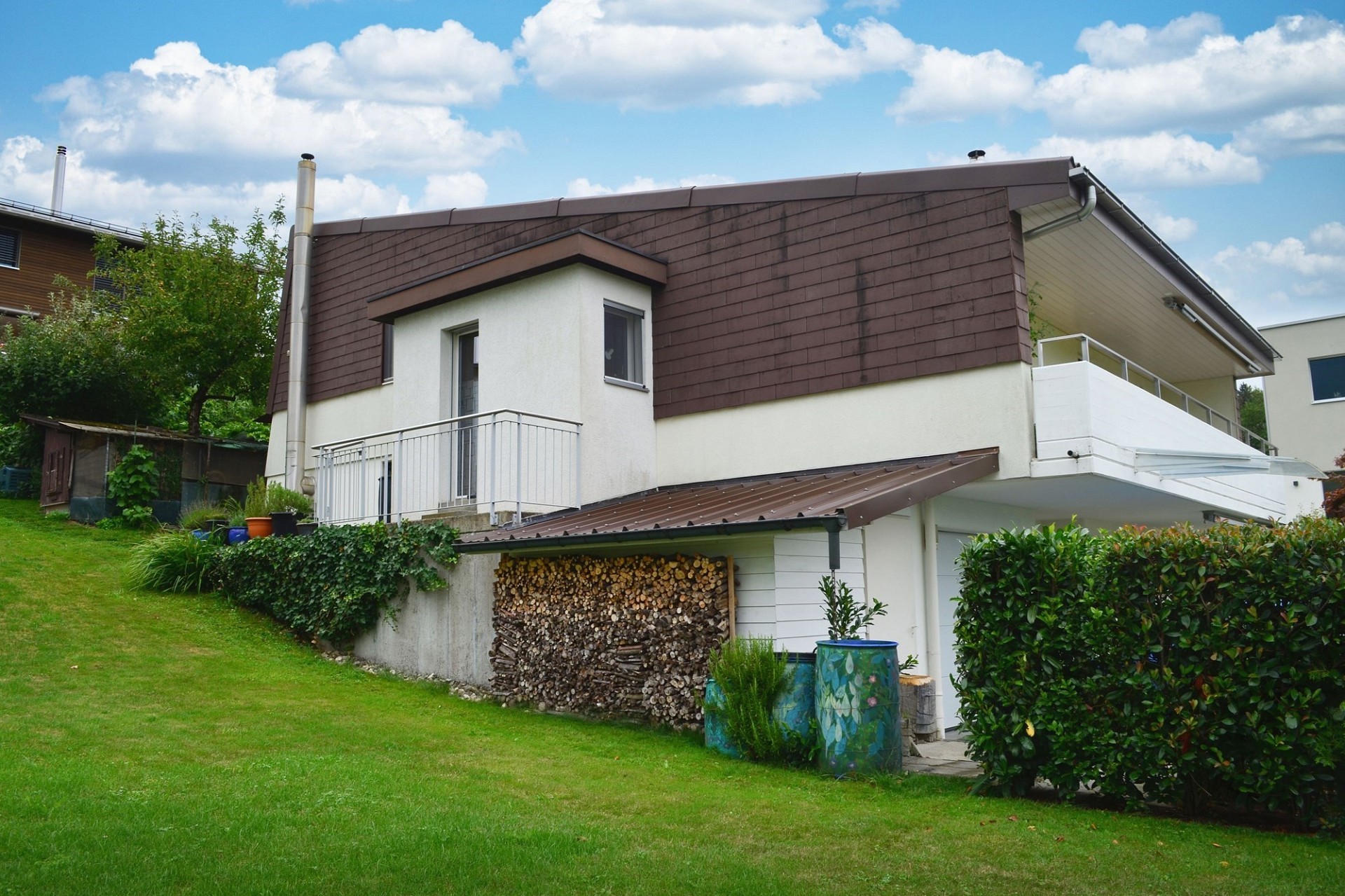 Modernes Wohnhaus mit Gartenansicht