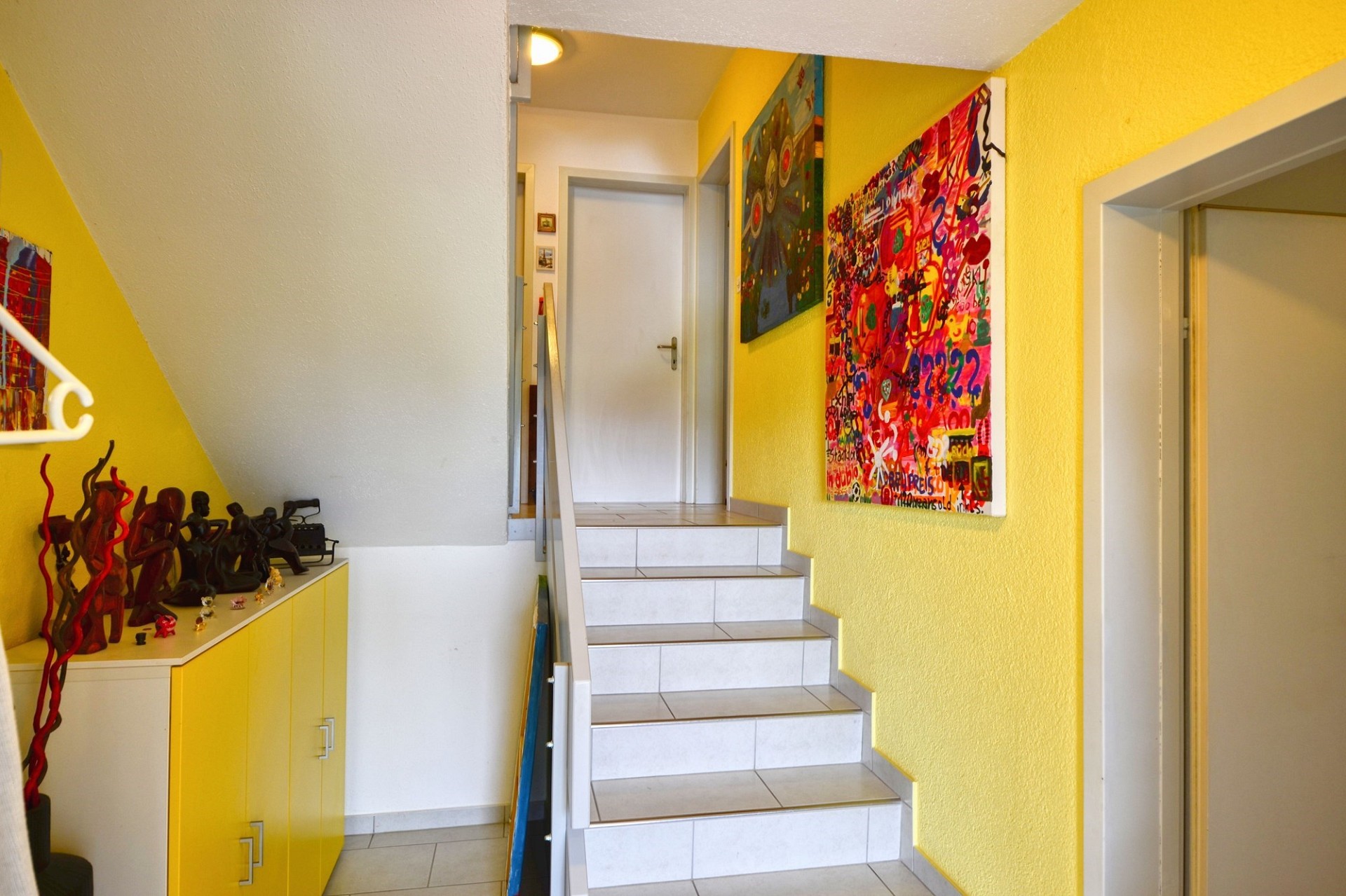 Bunt gestalteter Treppenflur