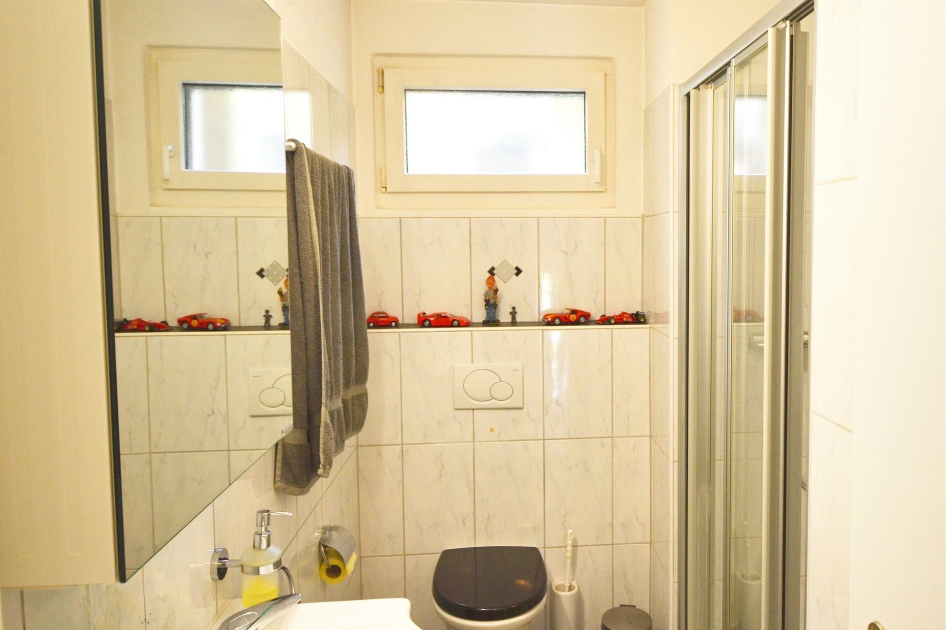 Kleines modernes Badezimmer mit Dusche und WC