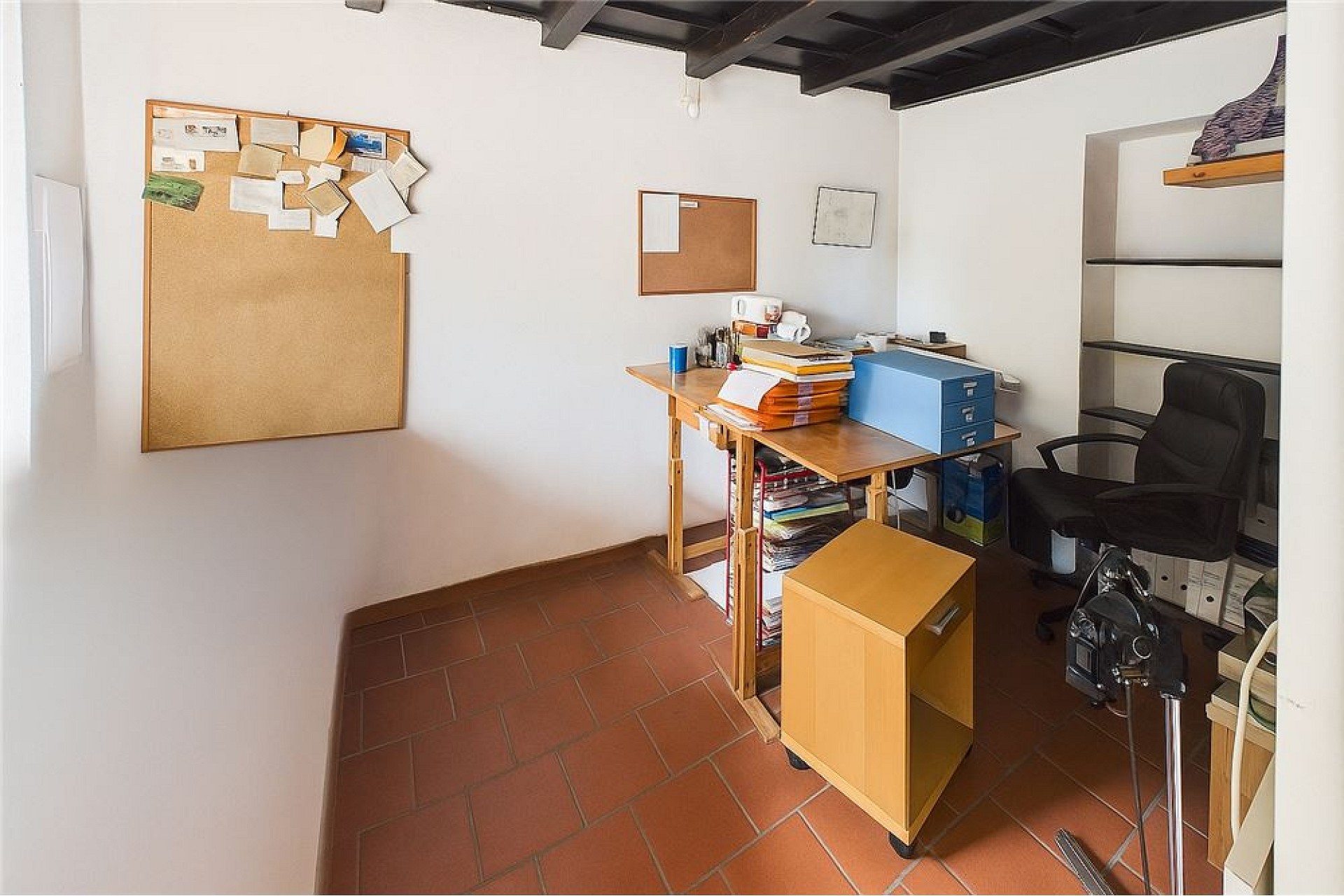 Kleines Arbeitszimmer mit Terrakottafliesen