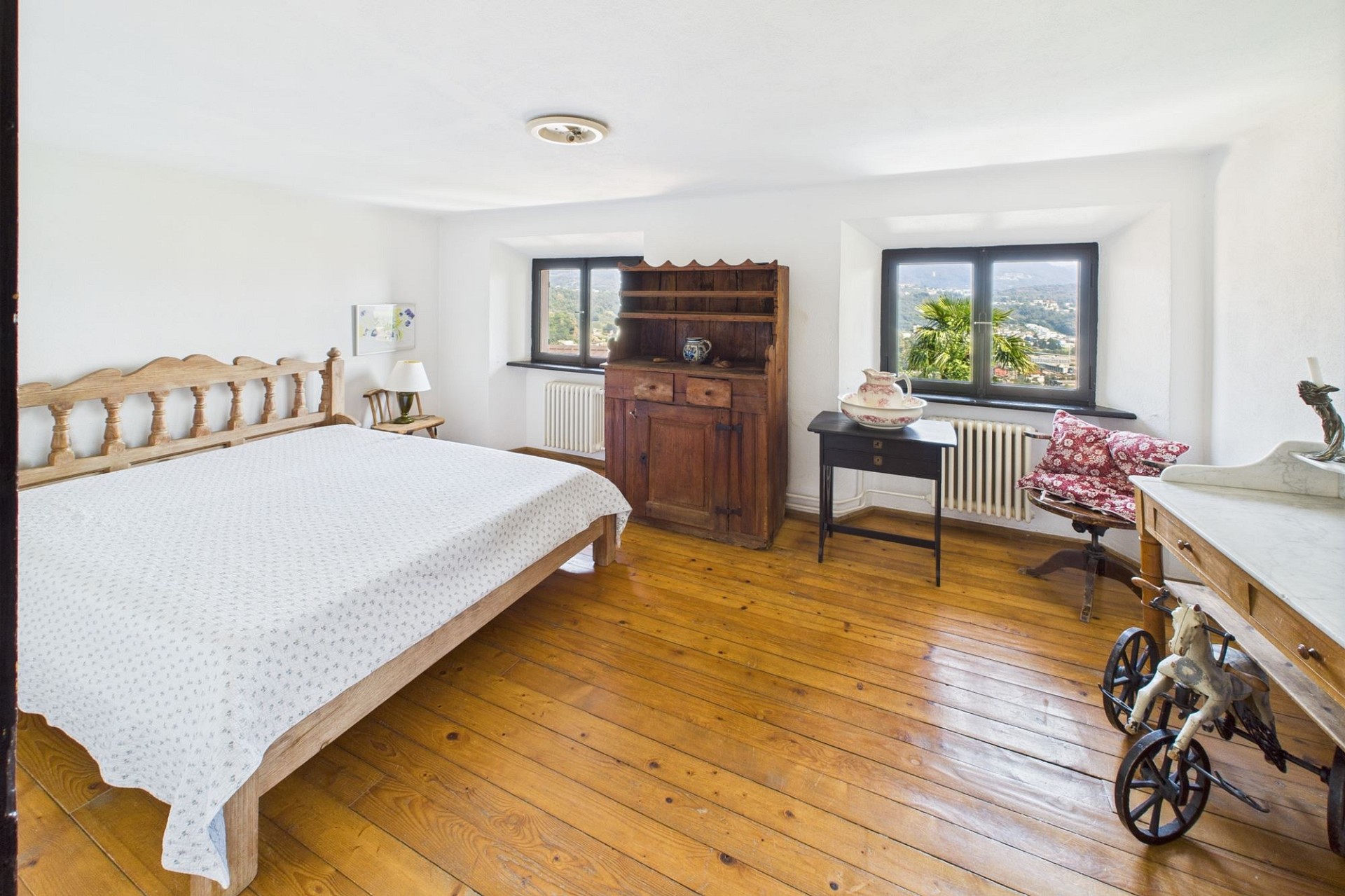 Helles Schlafzimmer mit Blick ins Grüne