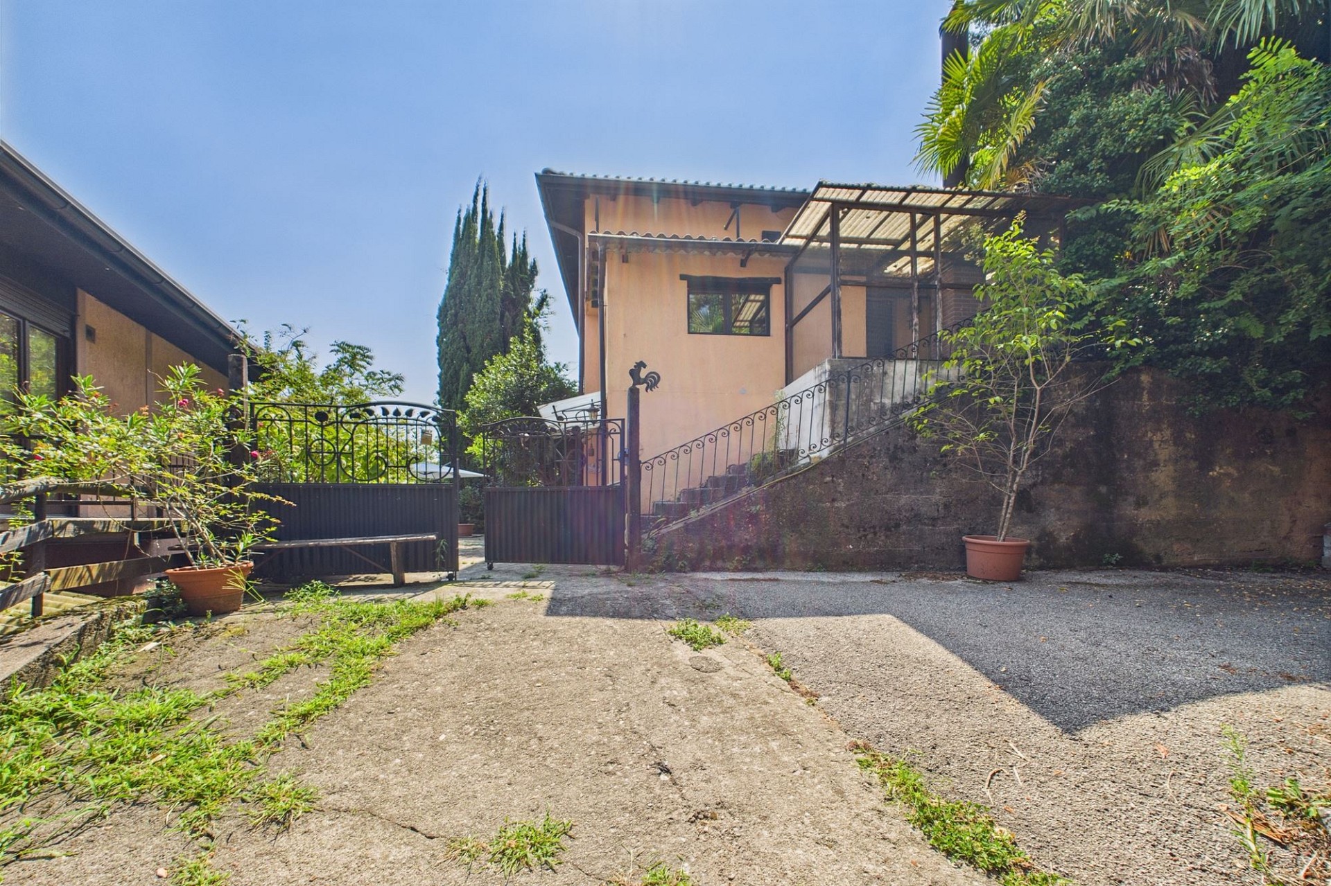Außenansicht eines Wohnhauses mit Zufahrt und Garten