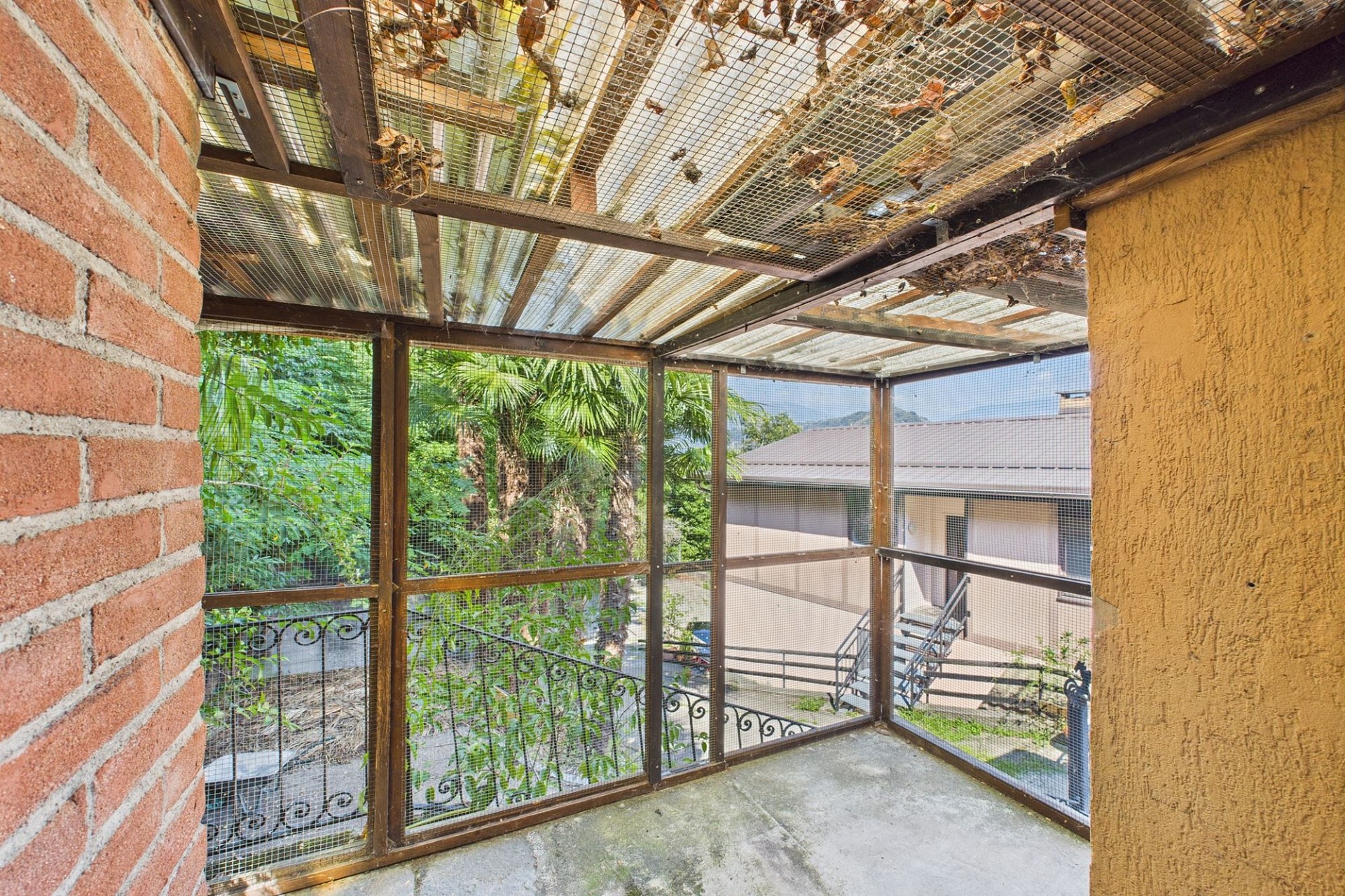 Überdachter Balkon mit Blick ins Grüne