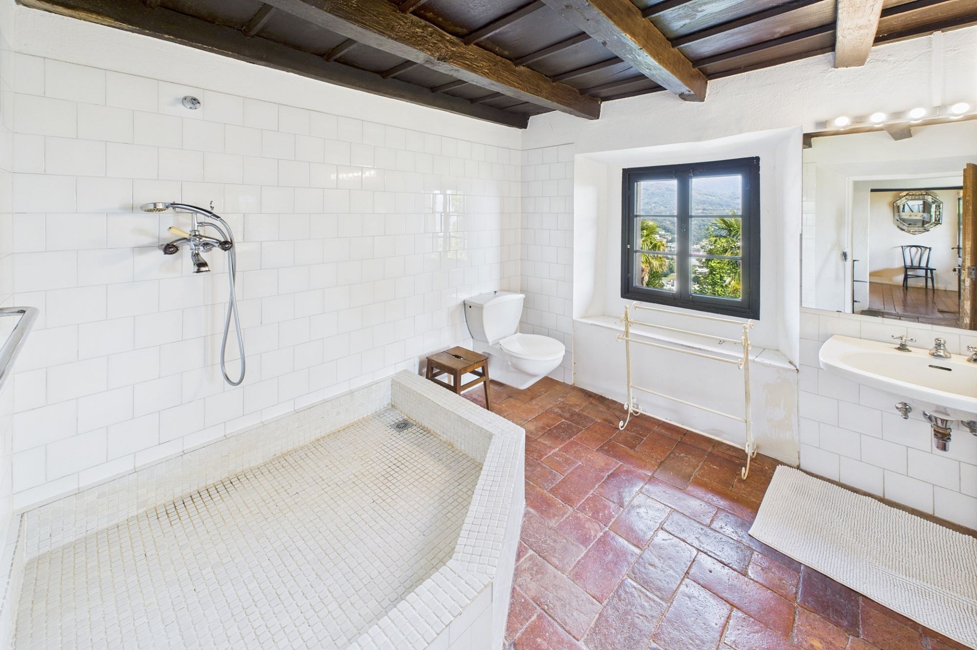 Rustikales Badezimmer mit Dusche und Fensterblick