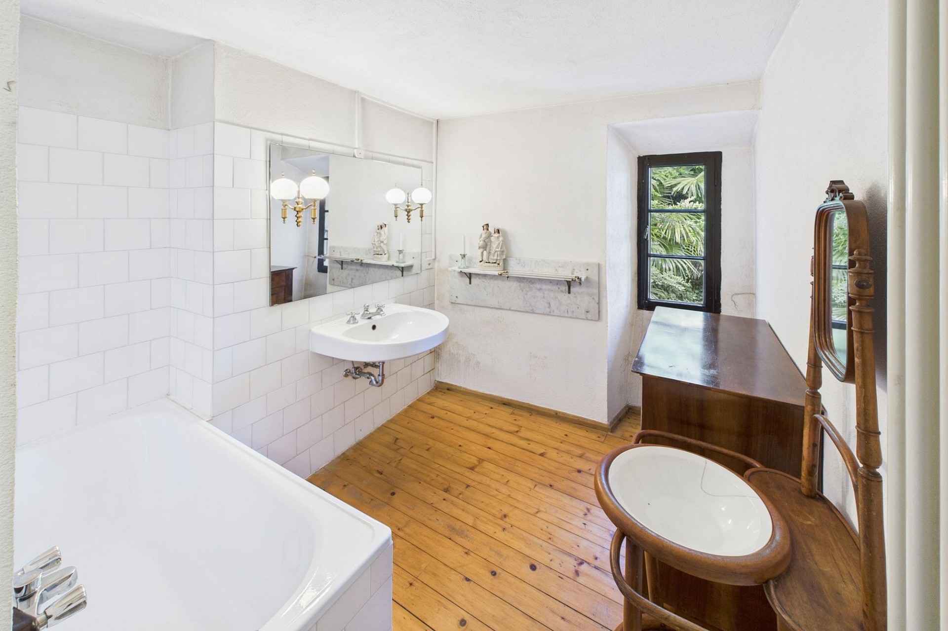 Klassisches Badezimmer mit Badewanne und Fenster