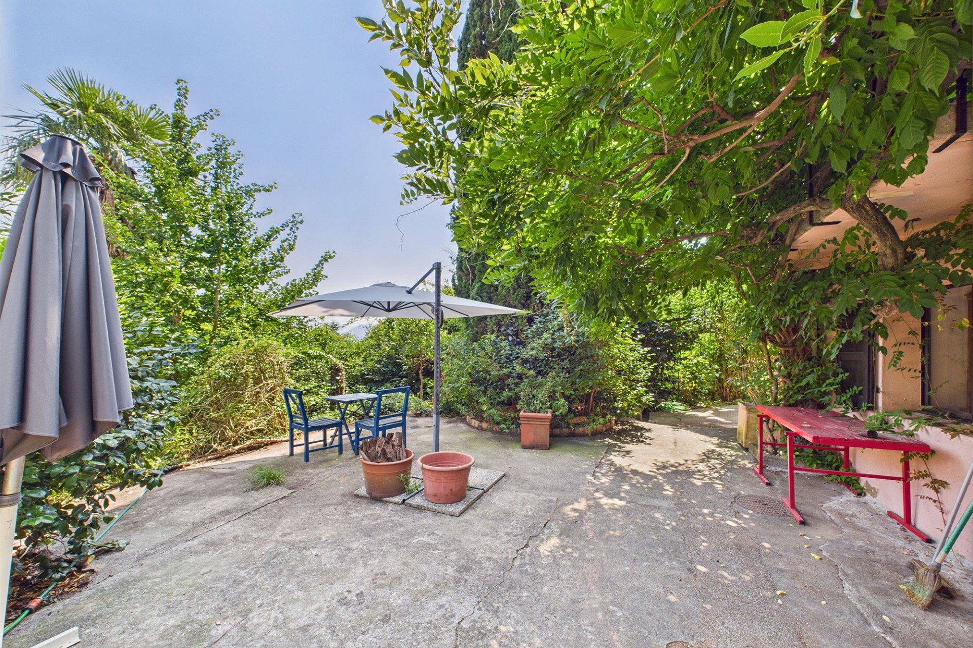 Grüne Garten-Terrasse mit Sitzbereich
